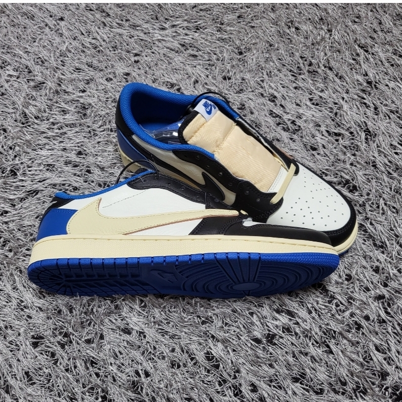 Jordan 1 x Travis Scott x Fragment Retro Low OG SP Military Blue 착용 스타일