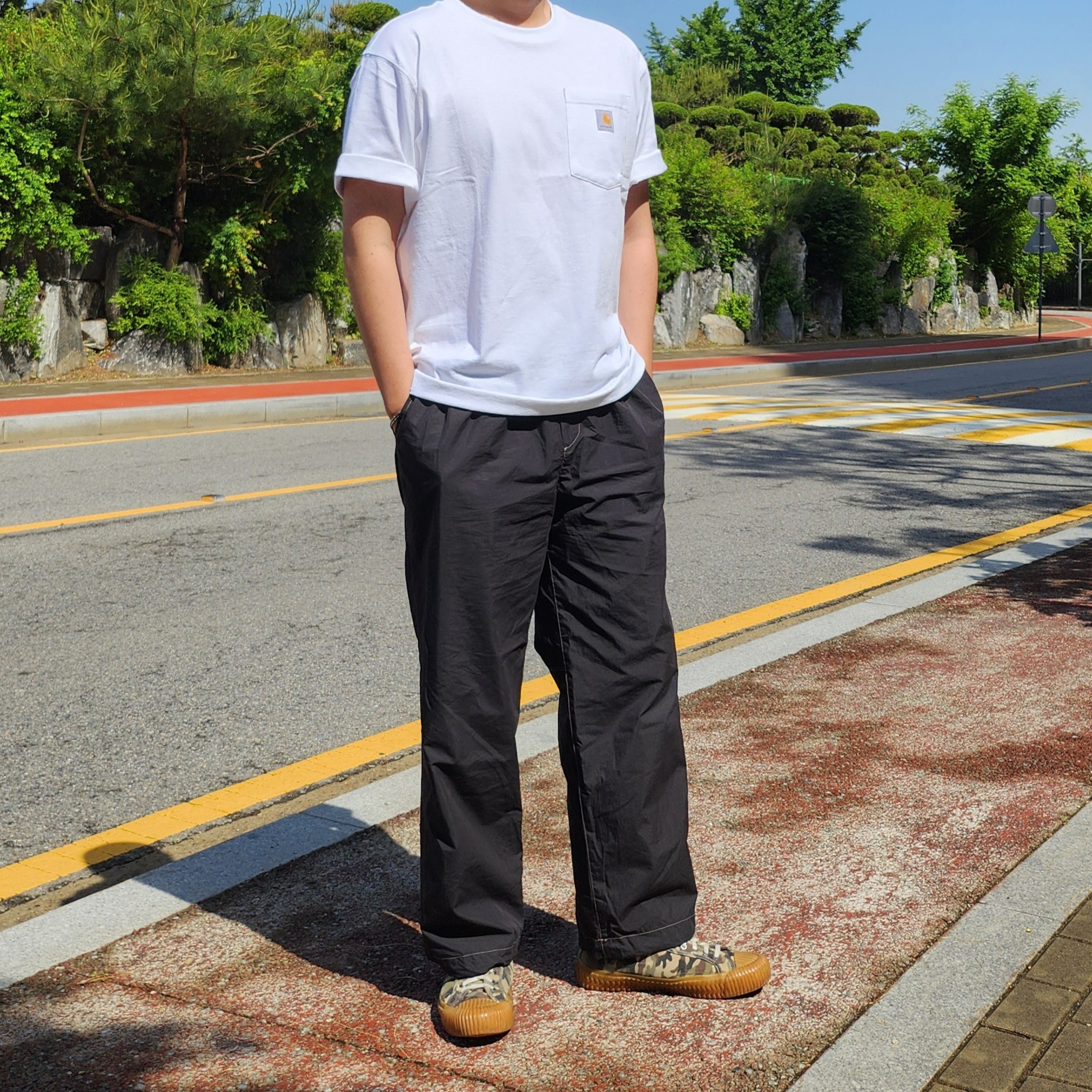 Carhartt Loose Fit Heavyweight Regular Short Sleeve Pocket T-Shirt White 착용 스타일 - 1