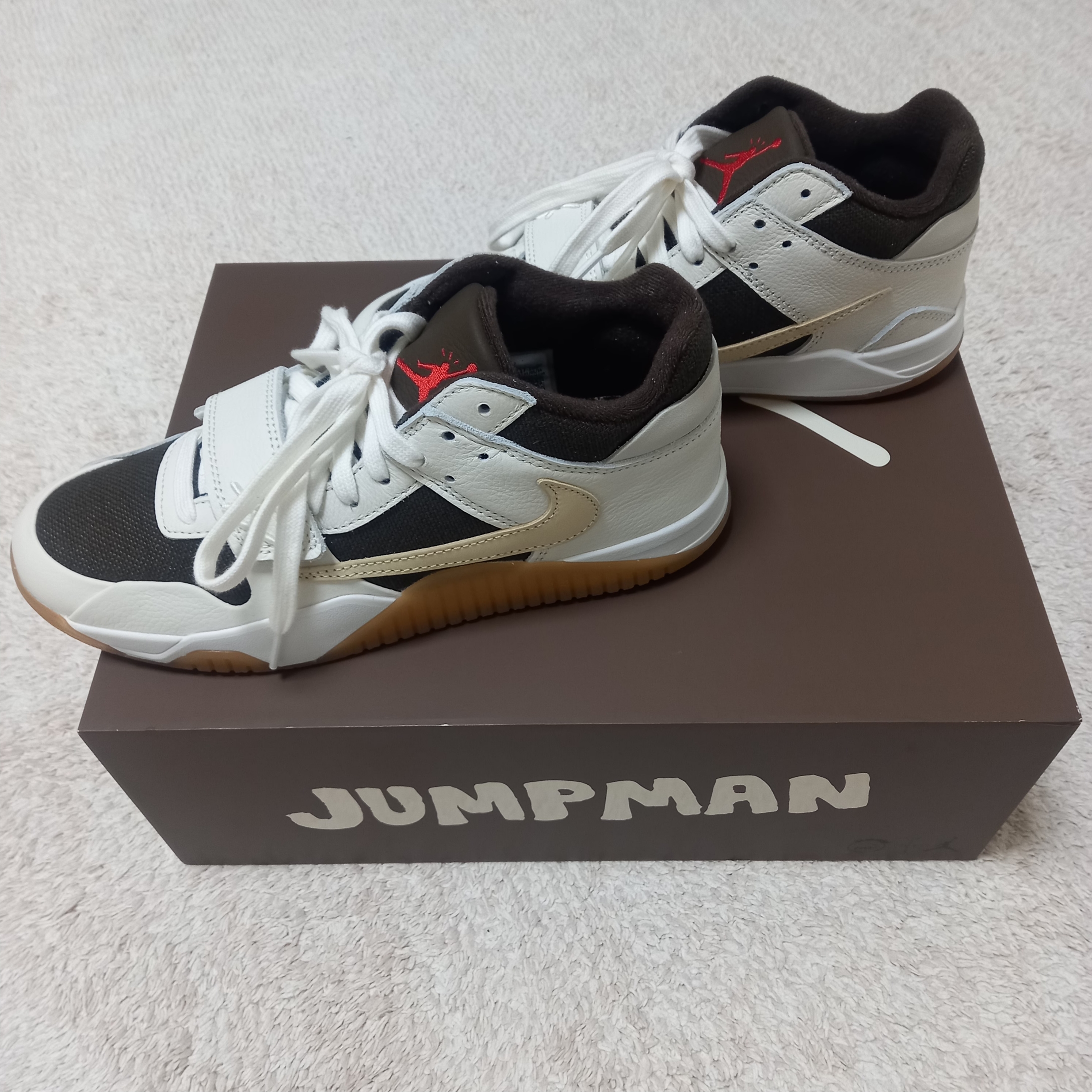 Jordan x Travis Scott Jumpman Jack TR Sail and Dark Mocha 착용 스타일 - 8