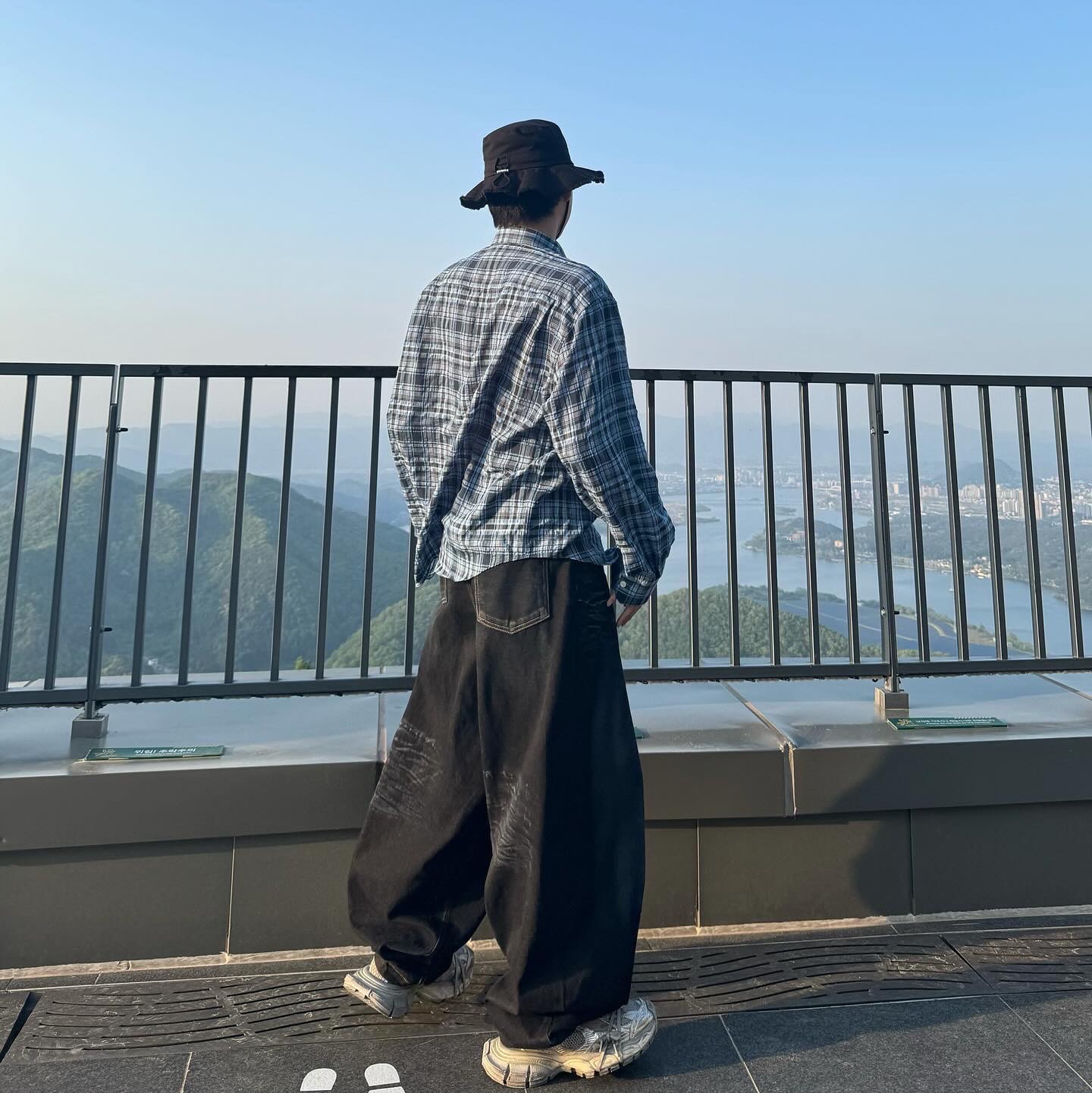 Balenciaga 3XL Sneakers Light Beige, Jacquemus Le Bob Artichaut Bucket Hat Black 착용 스타일 - 1