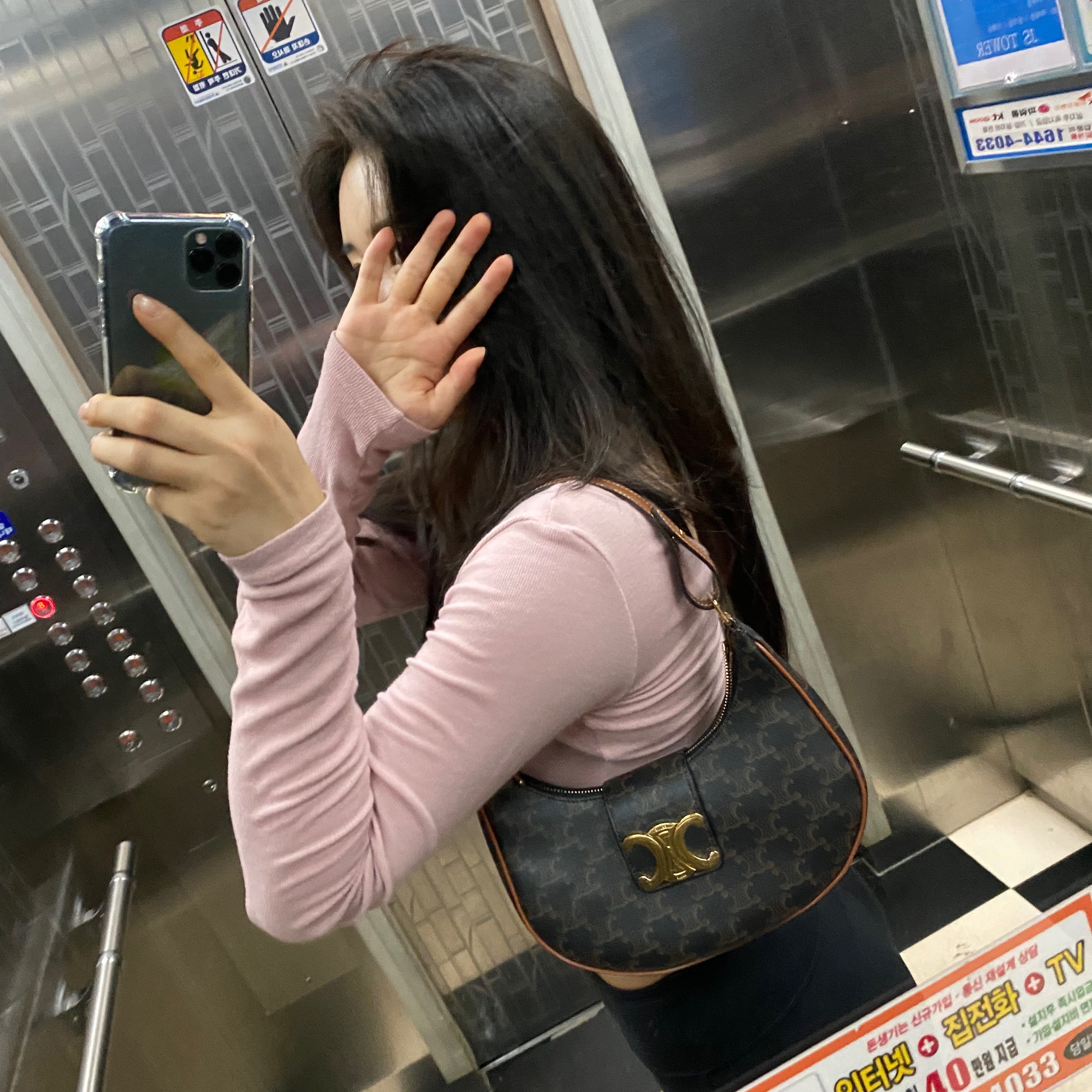 Celine Medium Ava Triomphe Bag in Triomphe Canvas Calfskin Tan 착용 스타일