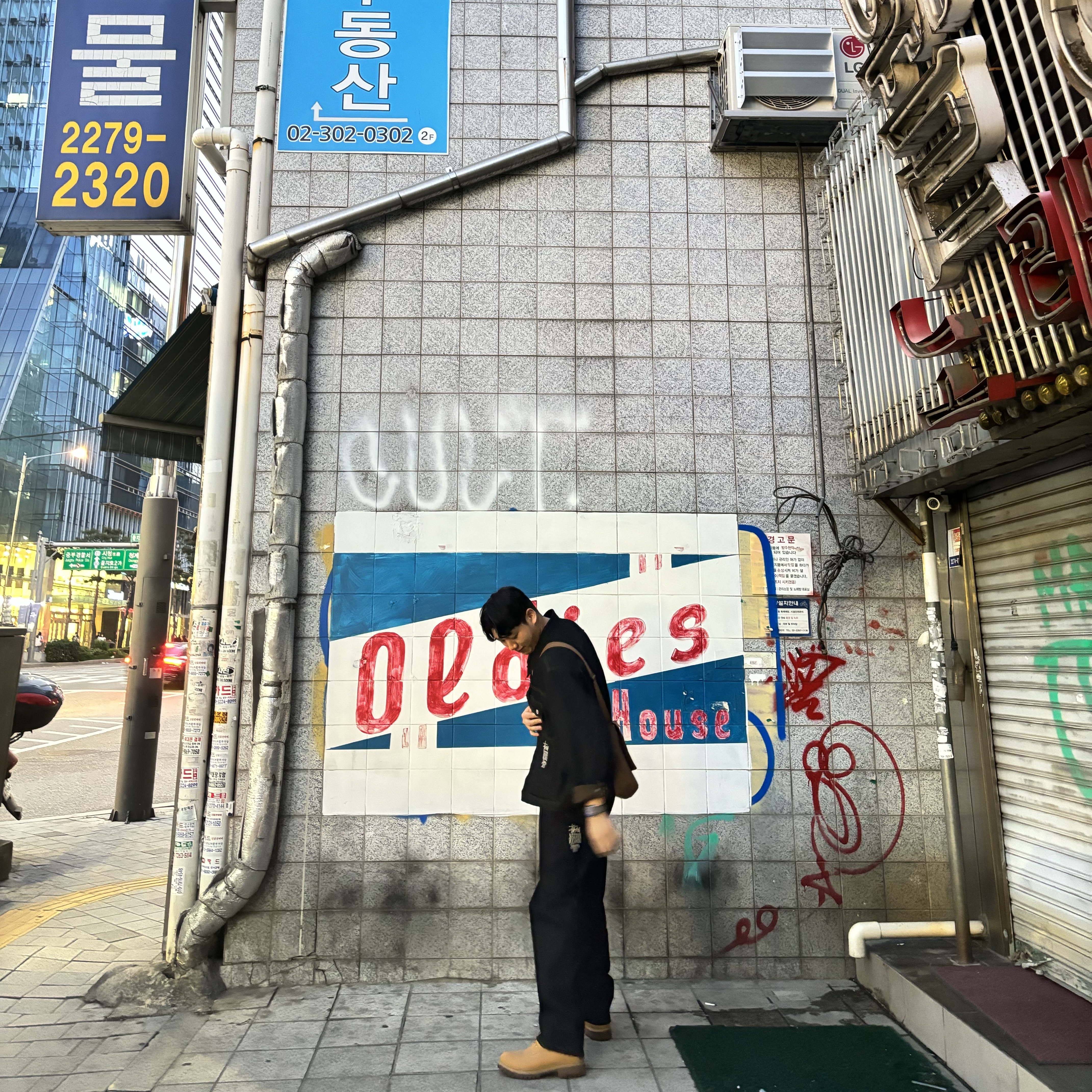 스투시 x 리바이스 크리스피 린스 트러커 자켓 블랙, 스투시 x 리바이스 크리스피 린스 568 진 블랙 착용 스타일 - 1