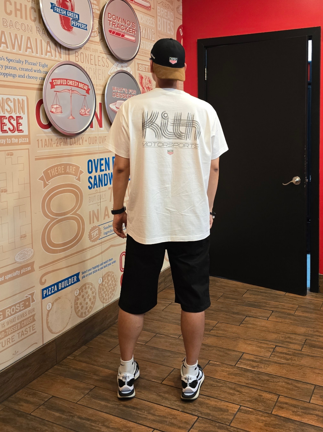 Kith x TAG Heuer Kith Badge Pocket T-Shirt White, Kith x TAG Heuer Aaron Suede Brim Cap Black 착용 스타일