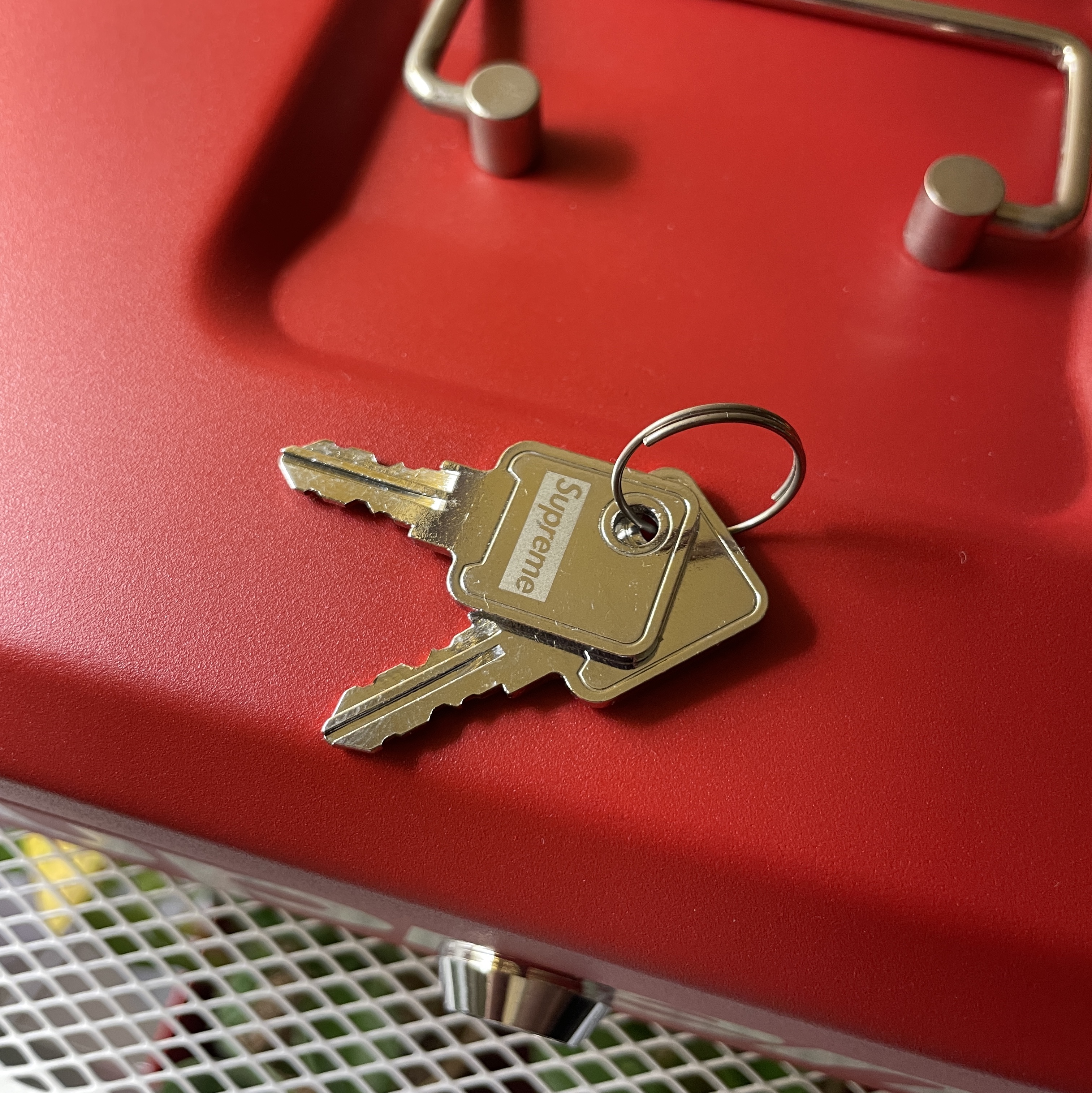 Supreme Lock Box Red - 17FW, Supreme x Sigg Small Metal Box Plus Red - 18SS 착용 스타일 - 3