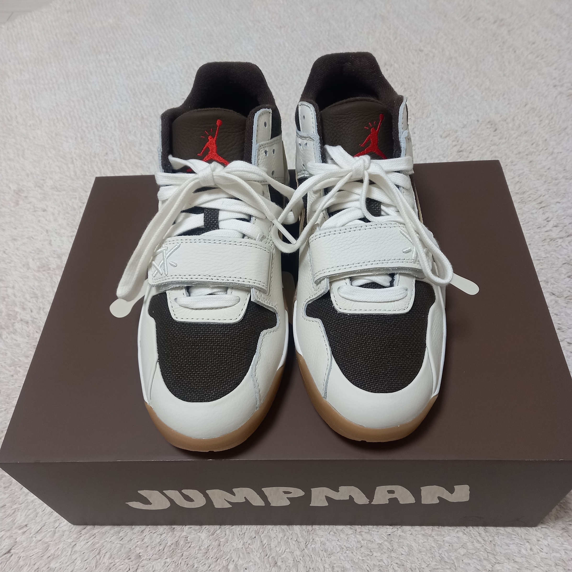 Jordan x Travis Scott Jumpman Jack TR Sail and Dark Mocha 착용 스타일 - 6