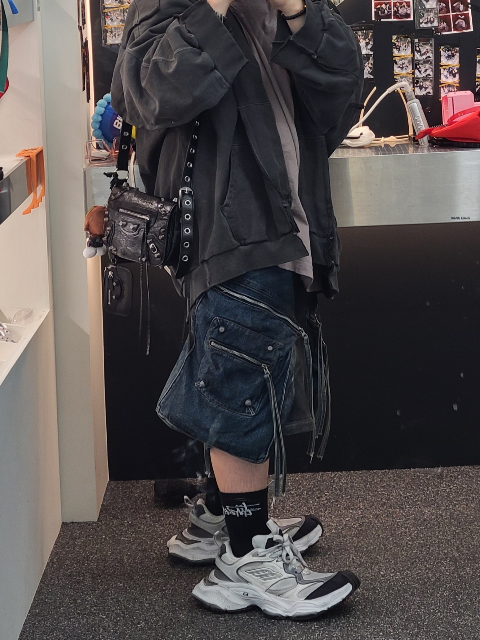 Balenciaga Cargo Sneakers White Grey, Balenciaga Arena Lambskin Aged Silver Hardware Le Cagole XS Flap Bag Black 착용 스타일