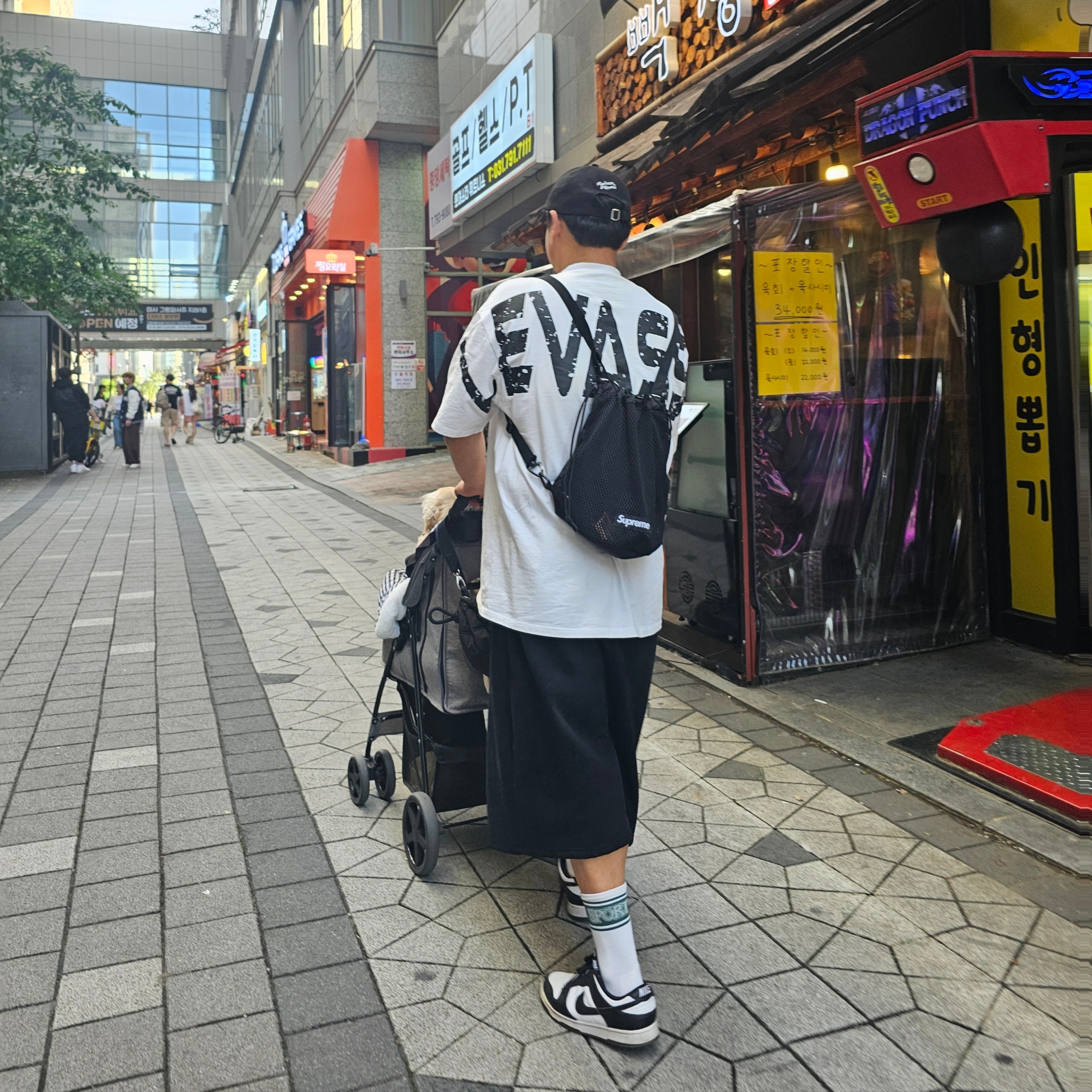 Supreme Mesh Small Backpack Black - 23SS, Maison Kitsune Large Fox Head Embroidery 6P Cap Black 착용 스타일