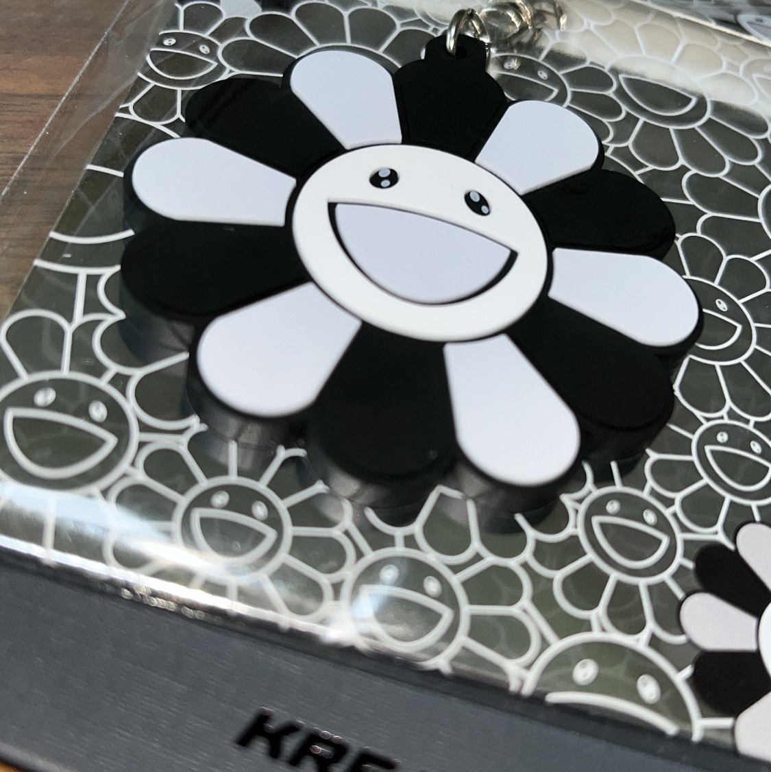 Kaikai Kiki Flower Rubber Keyring Gray Black 착용 스타일