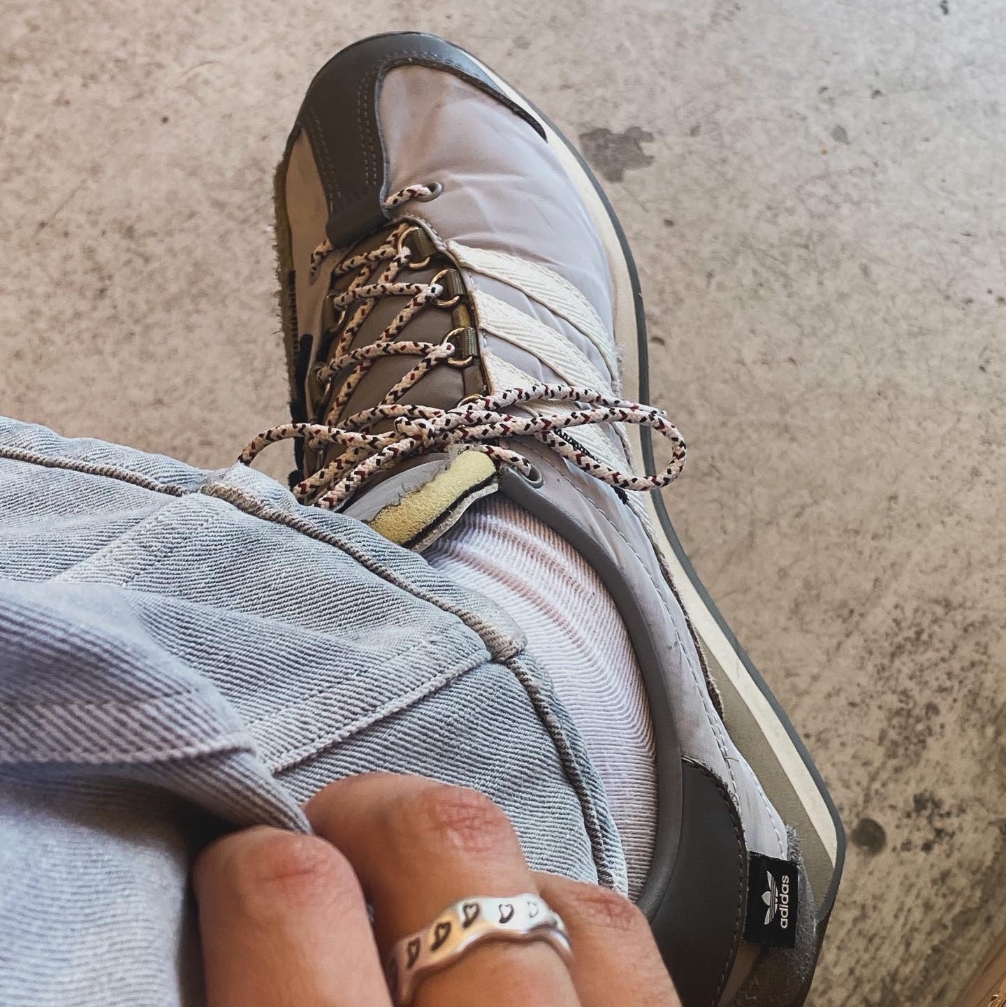 Adidas x Song for the Mute Country OG Grey Two Core Black, Stussy SS Link Studded Belt Black 착용 스타일 - 1