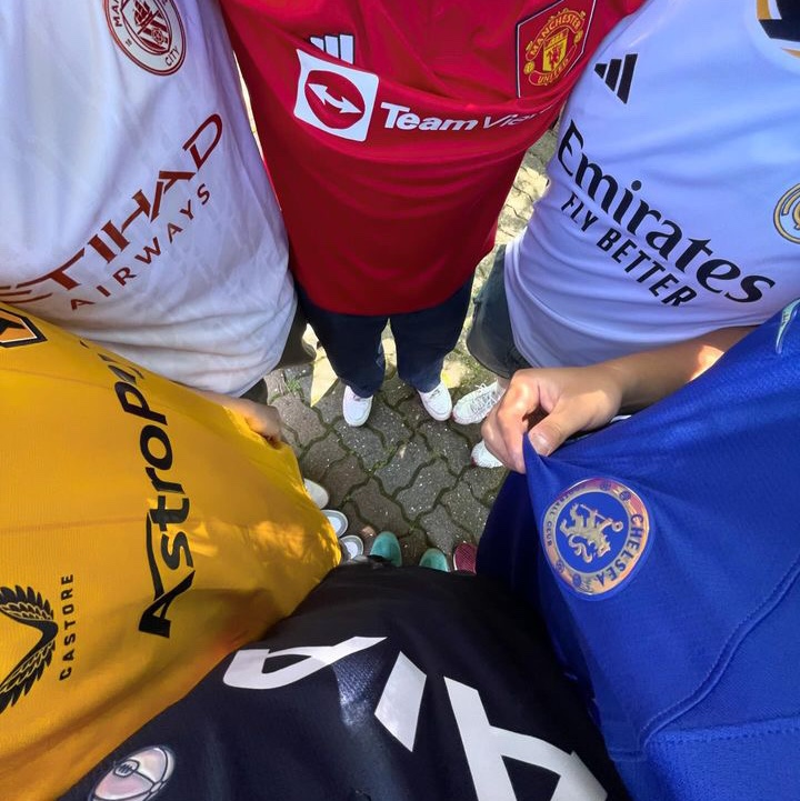 Nike Chelsea FC 2023/24 Stadium Home Dri-Fit Jersey Rush Blue (Non Marking & Non Sponser Ver.), Adidas Real Madrid 2023/24 Home Jersey White - KR Sizing (Non Marking Ver.) 착용 스타일