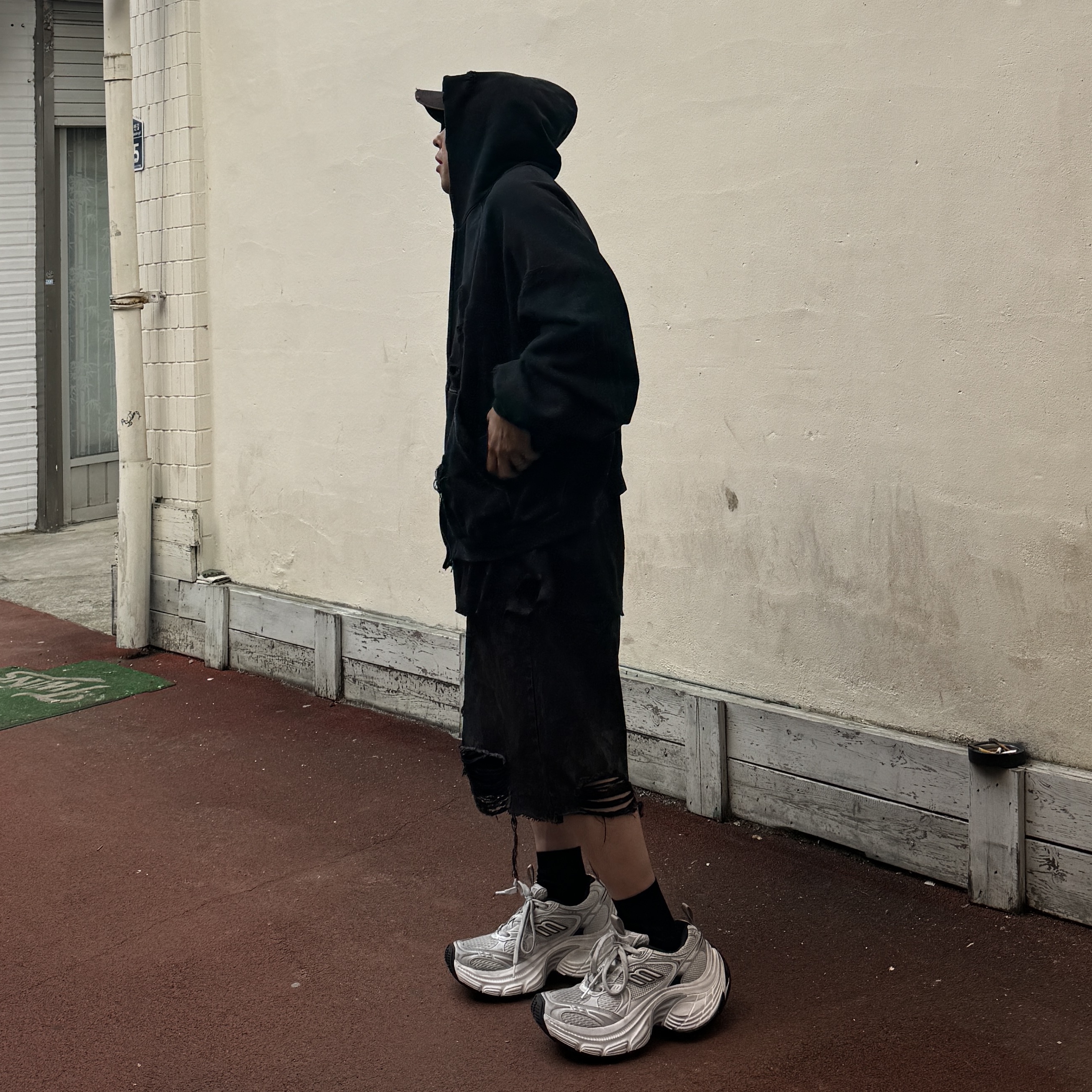Balenciaga 10XL Sneakers White Grey Silver Black 착용 스타일 - 2