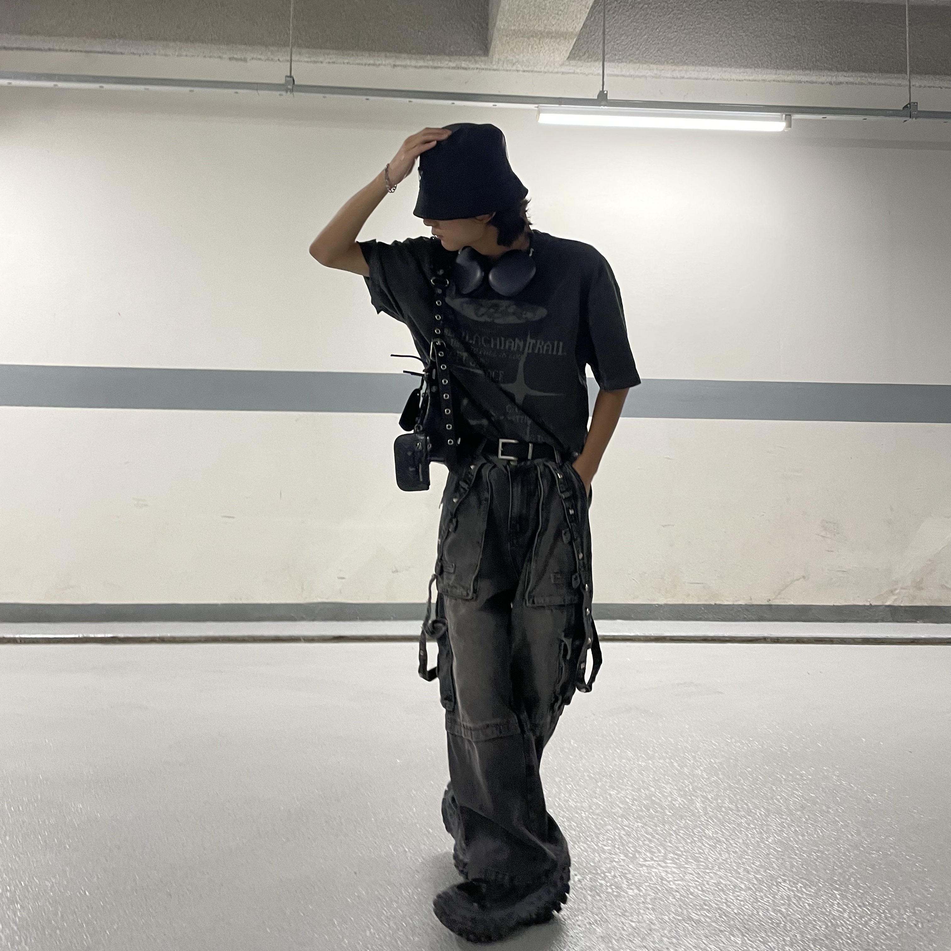 Prada Re-Nylon Bucket Hat Black, Balenciaga Le Cagole Small Shoulder Bag Black 착용 스타일 - 3