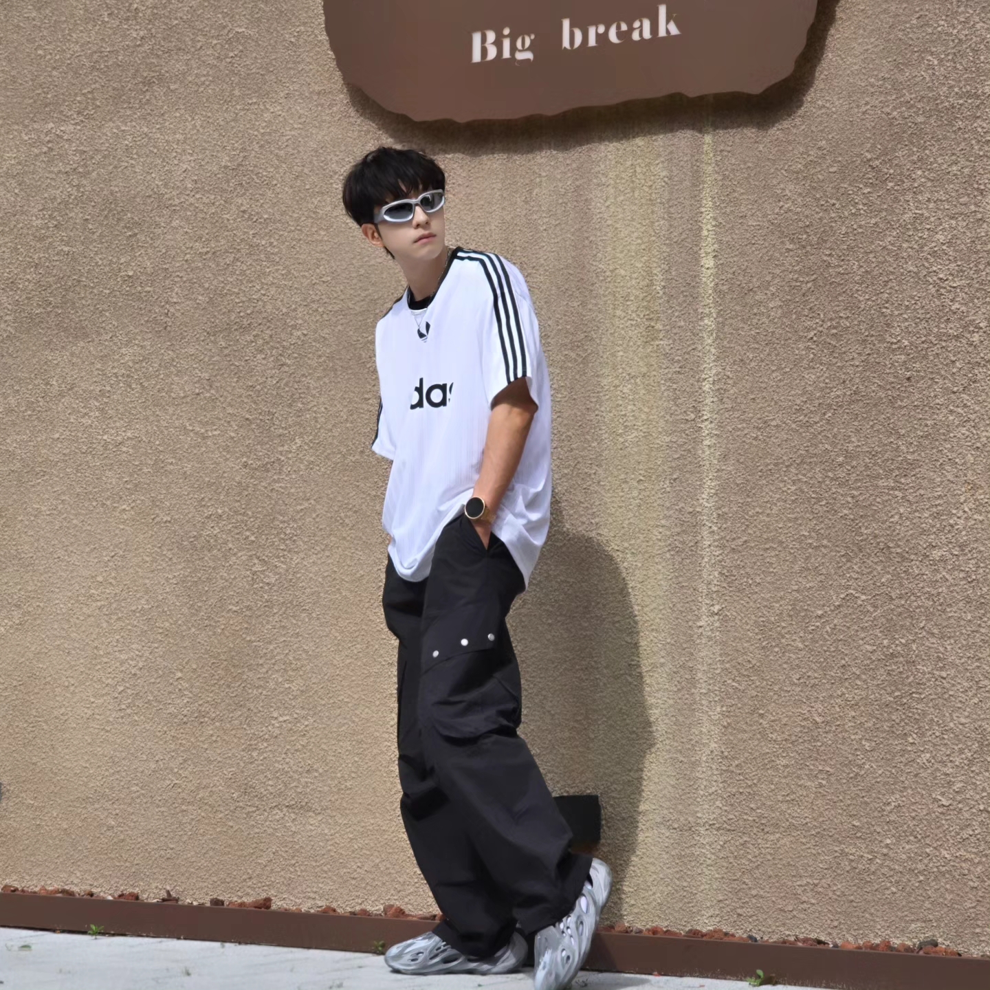 Adidas Adicolor T-Shirt White Black - KR Sizing, Adidas Yeezy Foam RNNR MX Granite 착용 스타일 - 5