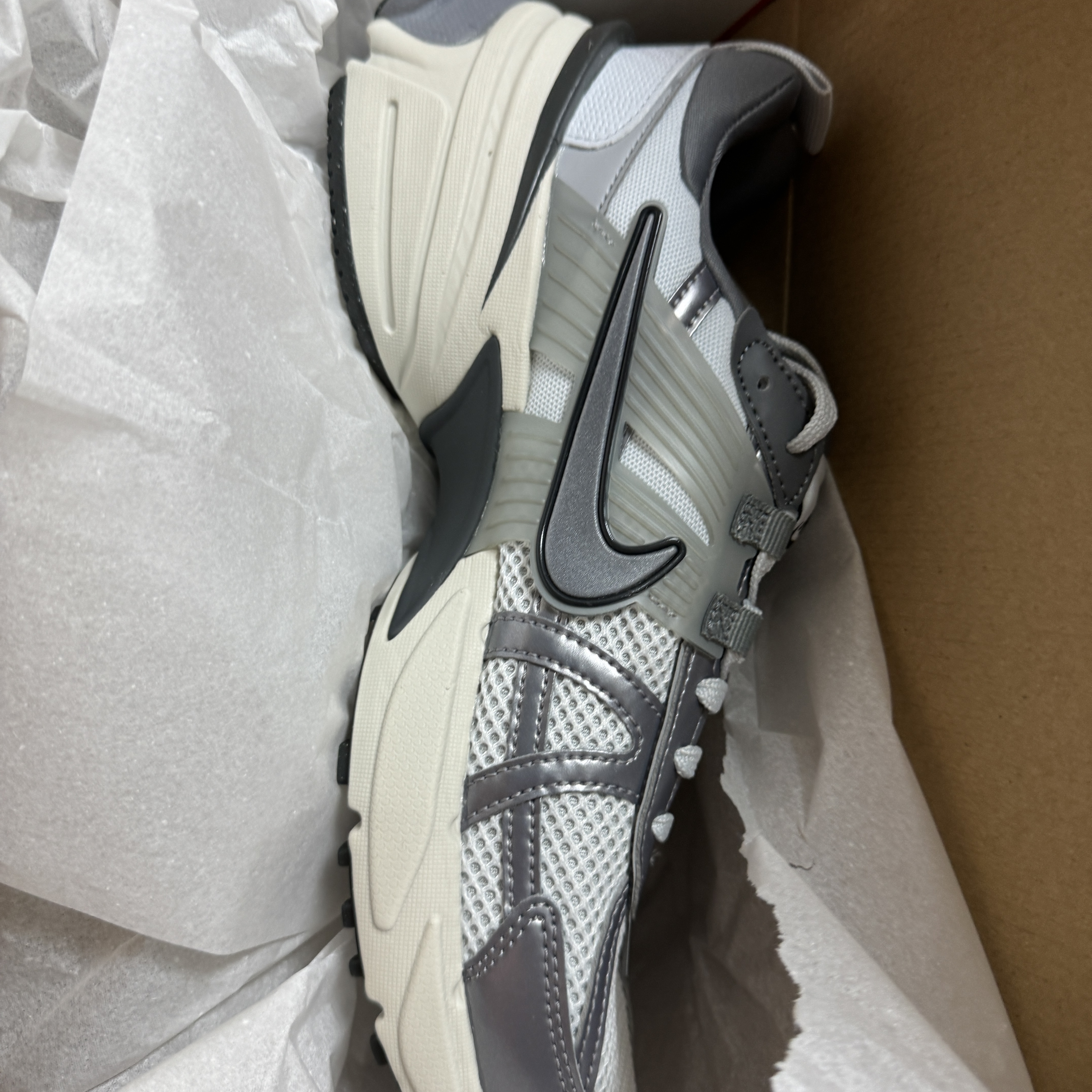 Nike V2K Run Pure Platinum Wolf Grey 착용 스타일