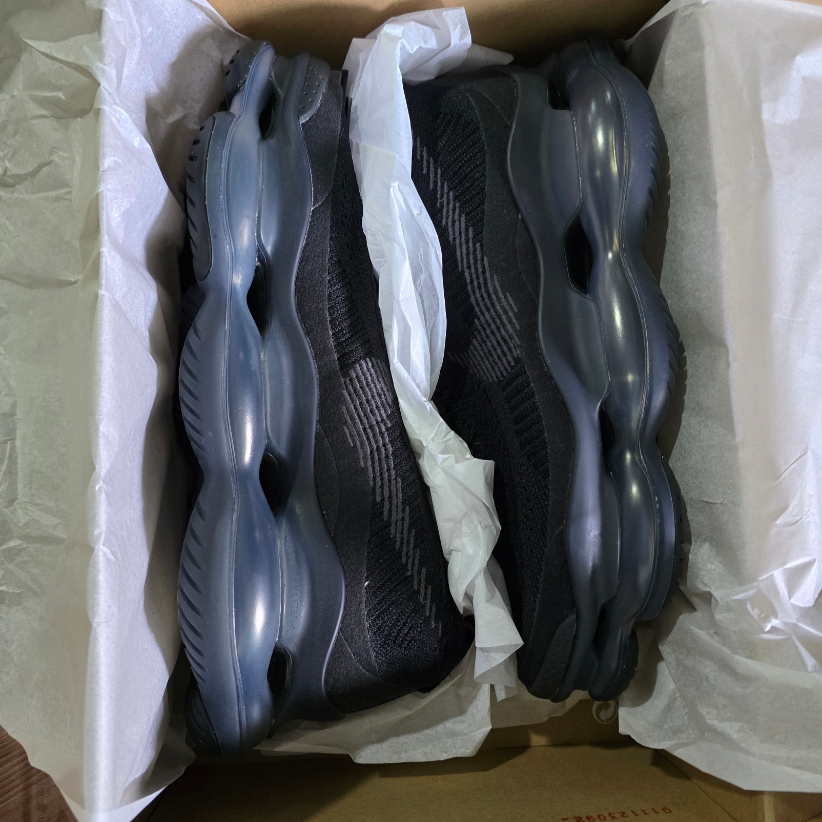 Nike Air Max Scorpion Flyknit Black Anthracite 착용 스타일 - 3
