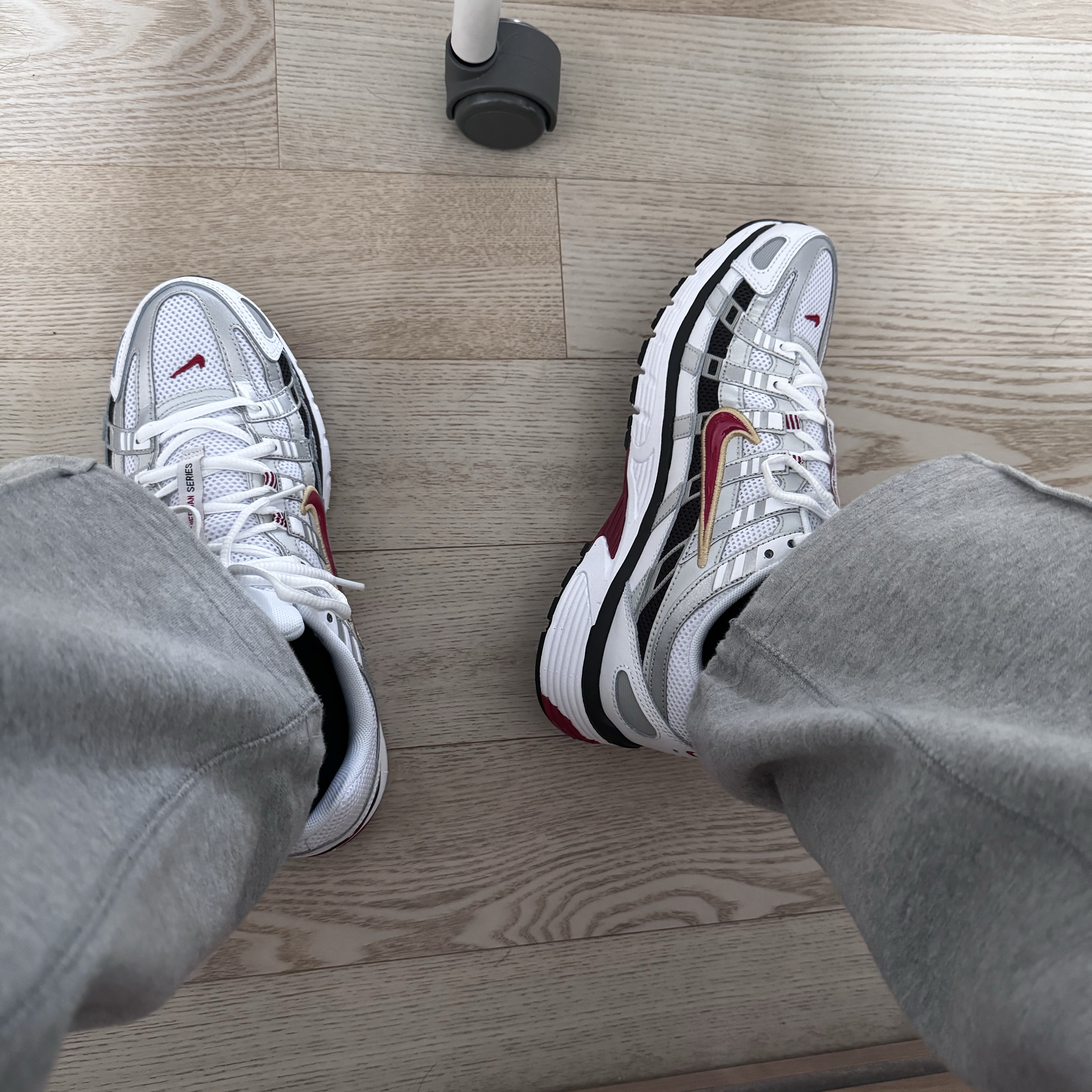 Nike P-6000 White Varsity Red 착용 스타일