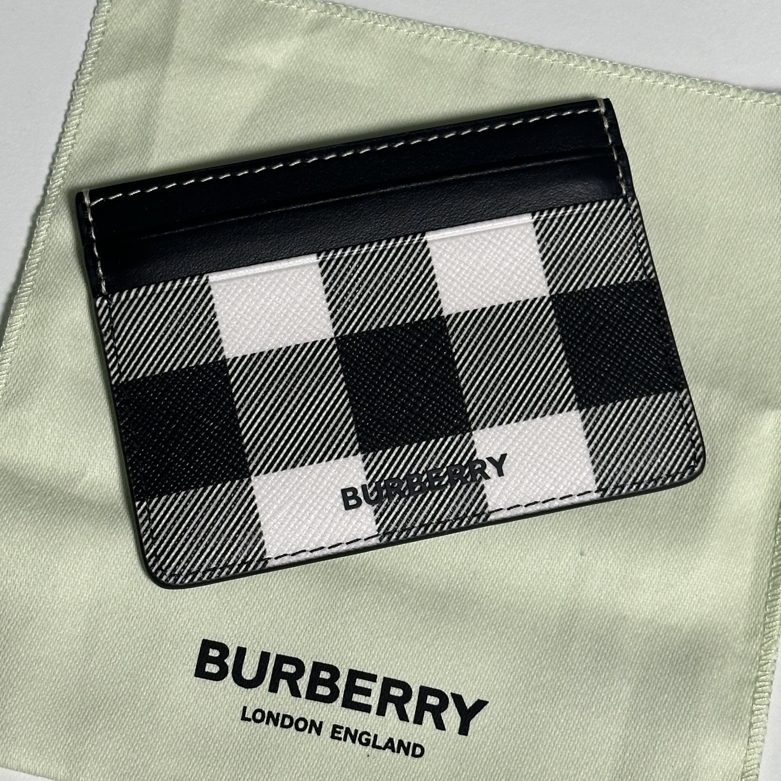 Burberry Exaggerated Check and Leather Card Case Dark Birch Brown 착용 스타일