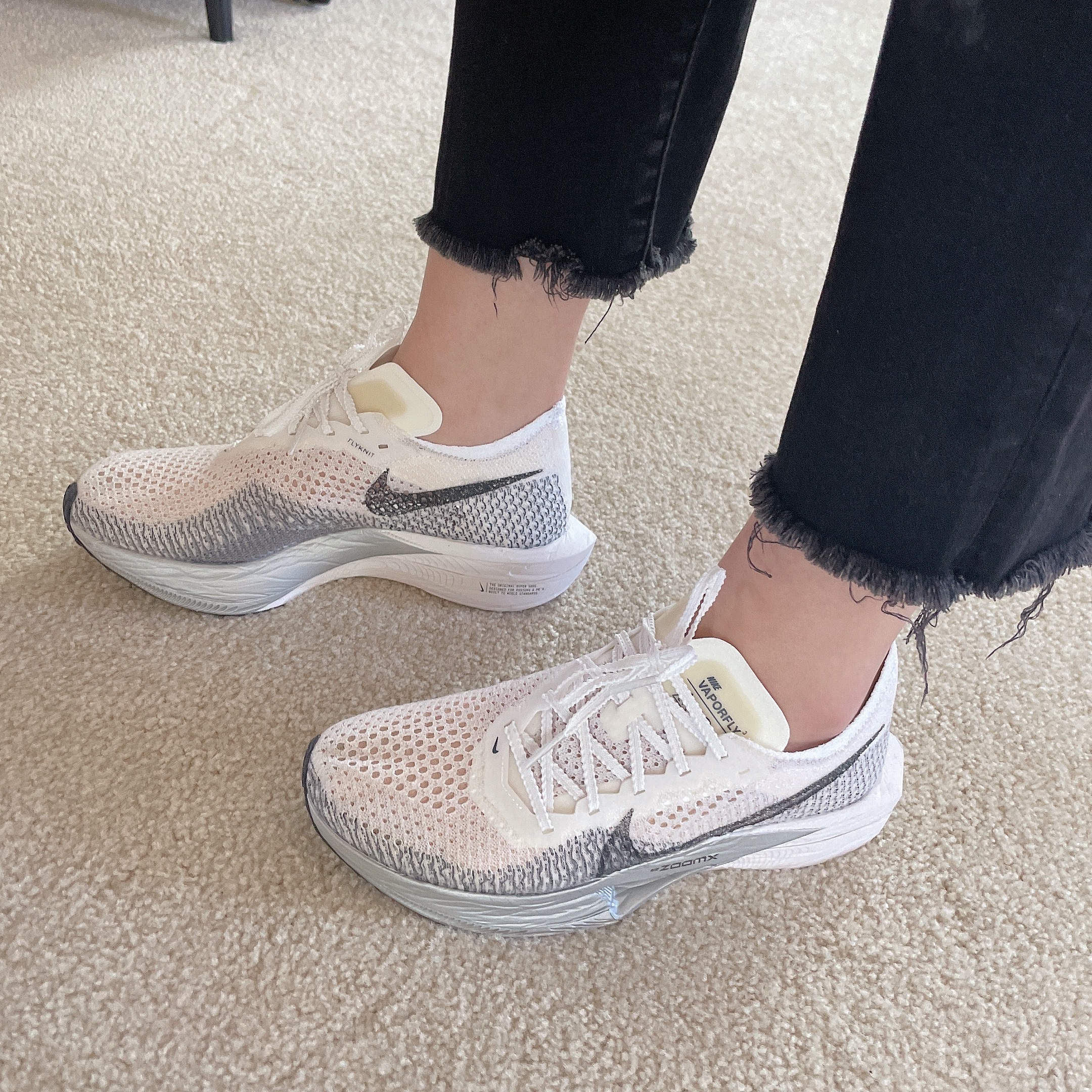 Nike ZoomX Vaporfly Next% 3 White Grey 착용 스타일 - 5