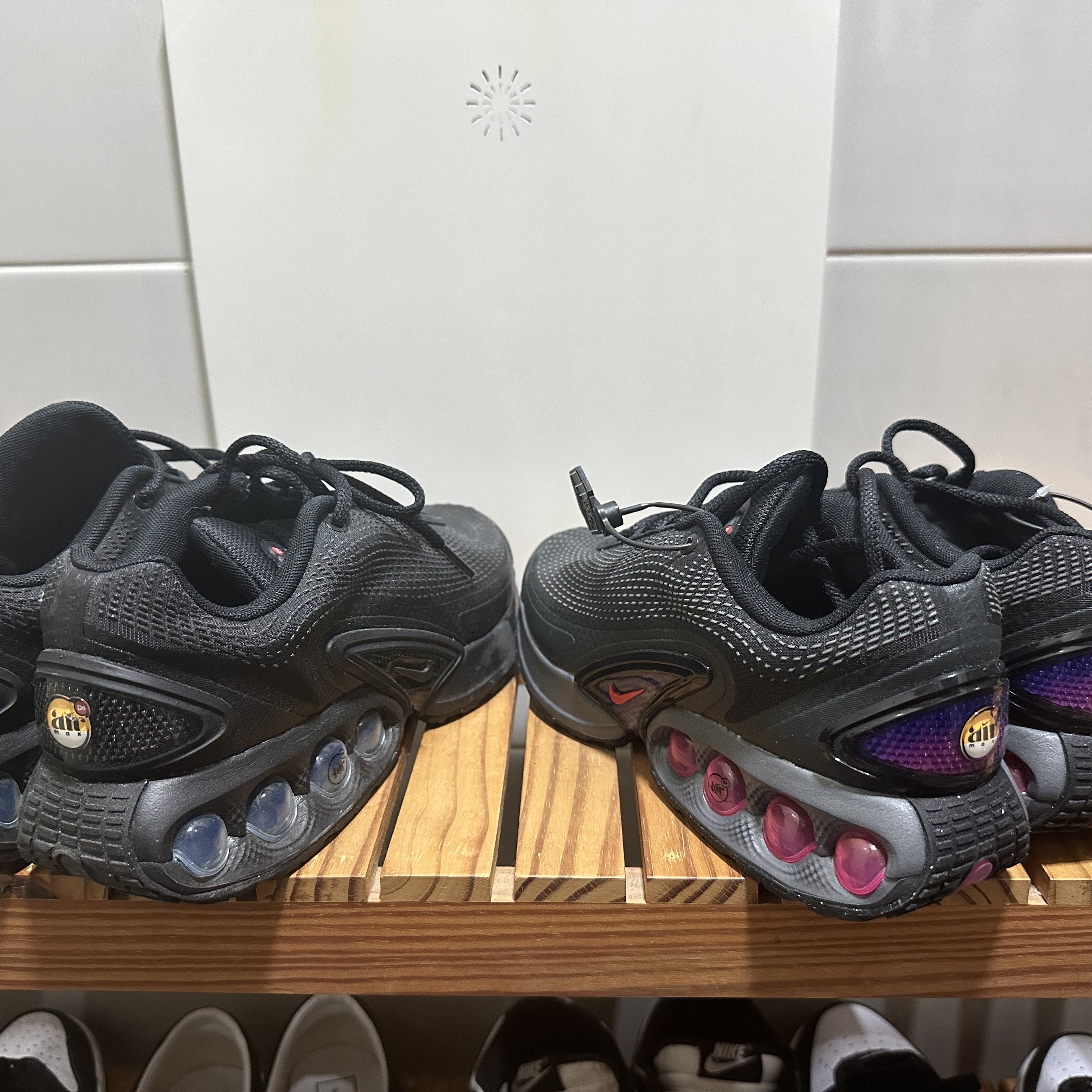(W) Nike Air Max Dn Black Light Crimson 착용 스타일