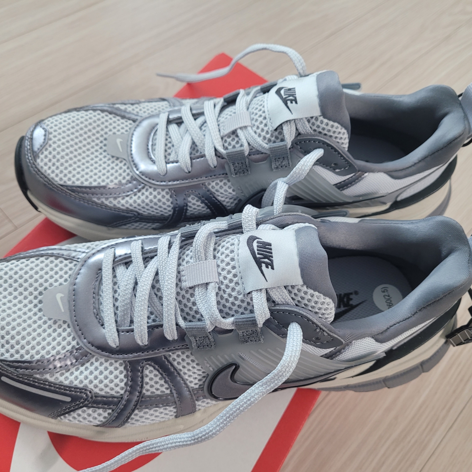 Nike V2K Run Pure Platinum Wolf Grey 착용 스타일 - 1