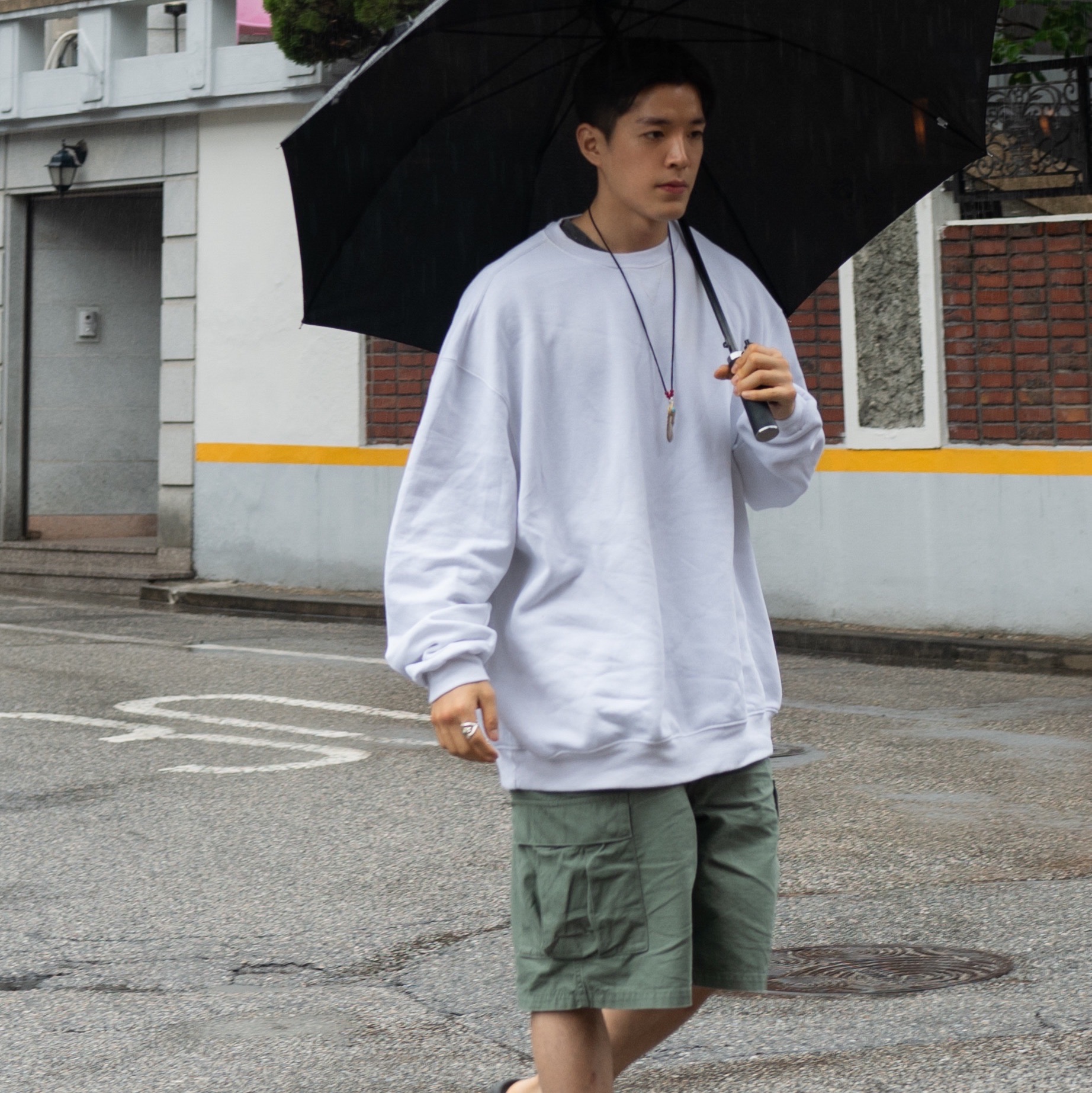Adidas Yeezy Slide Onyx, Supreme Cargo Shorts Olive - 23SS 착용 스타일 - 1