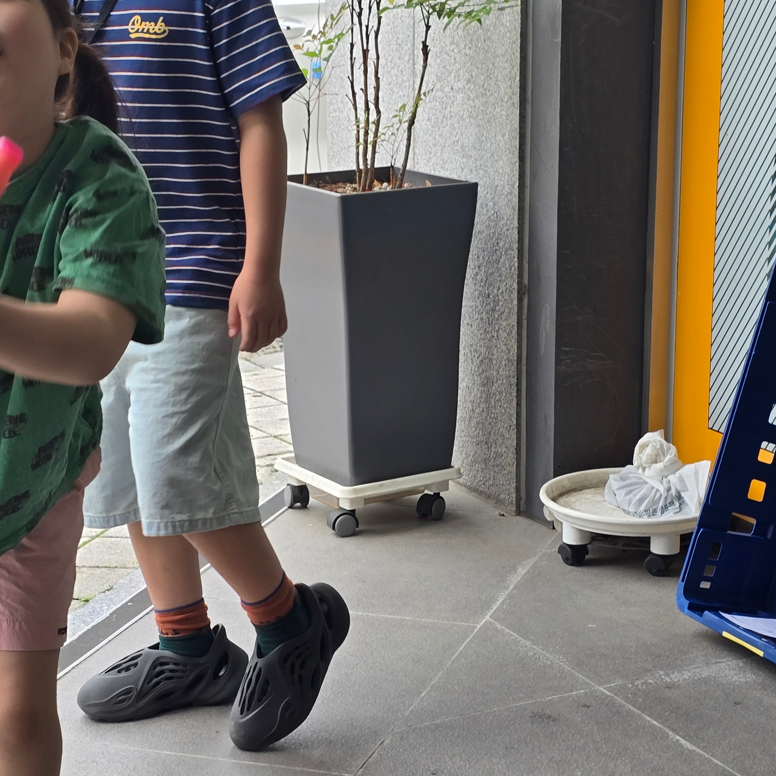 (Kids) Adidas Yeezy Foam RNNR Onyx 착용 스타일 - 3