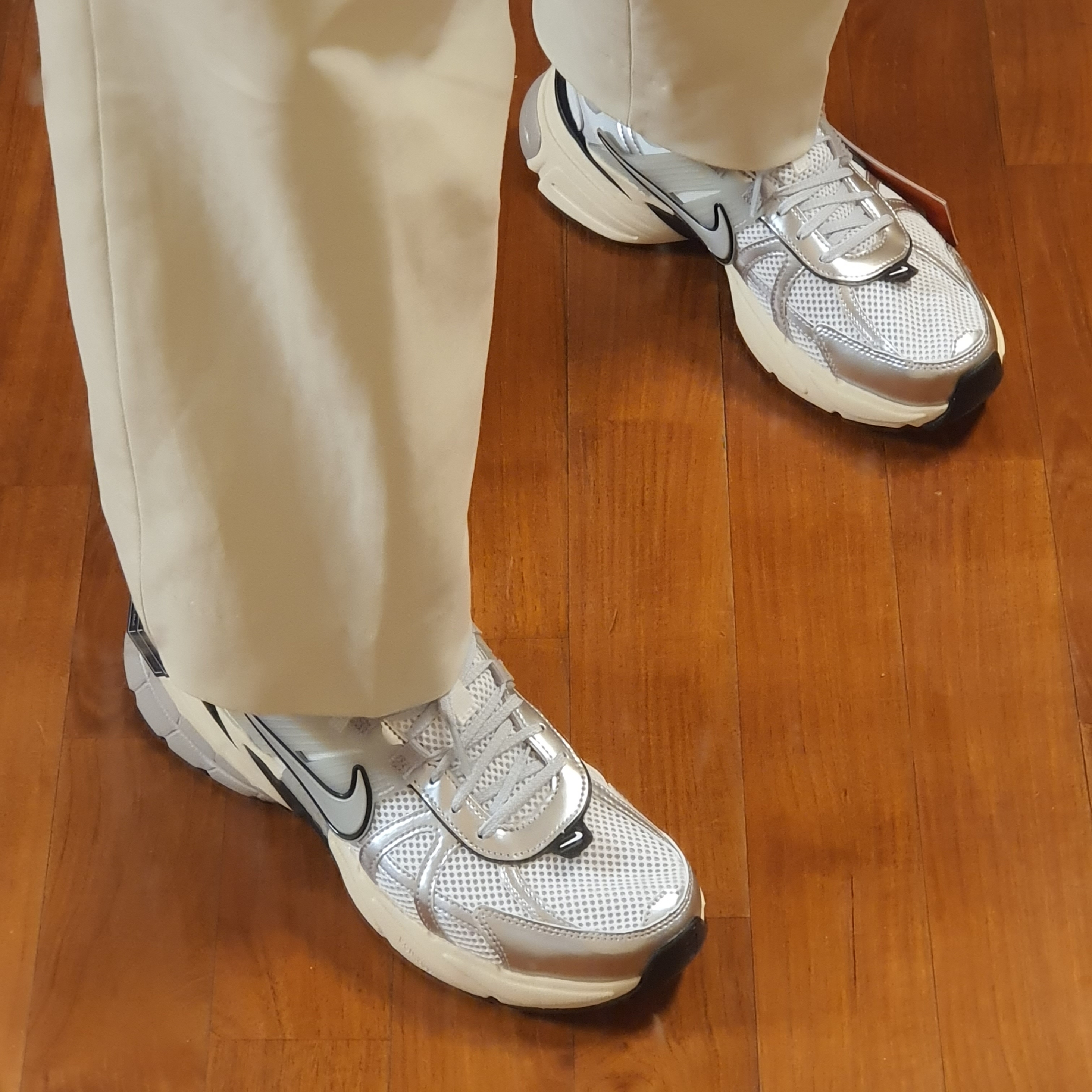 Nike V2K Run Pure Platinum Light Iron Ore 착용 스타일