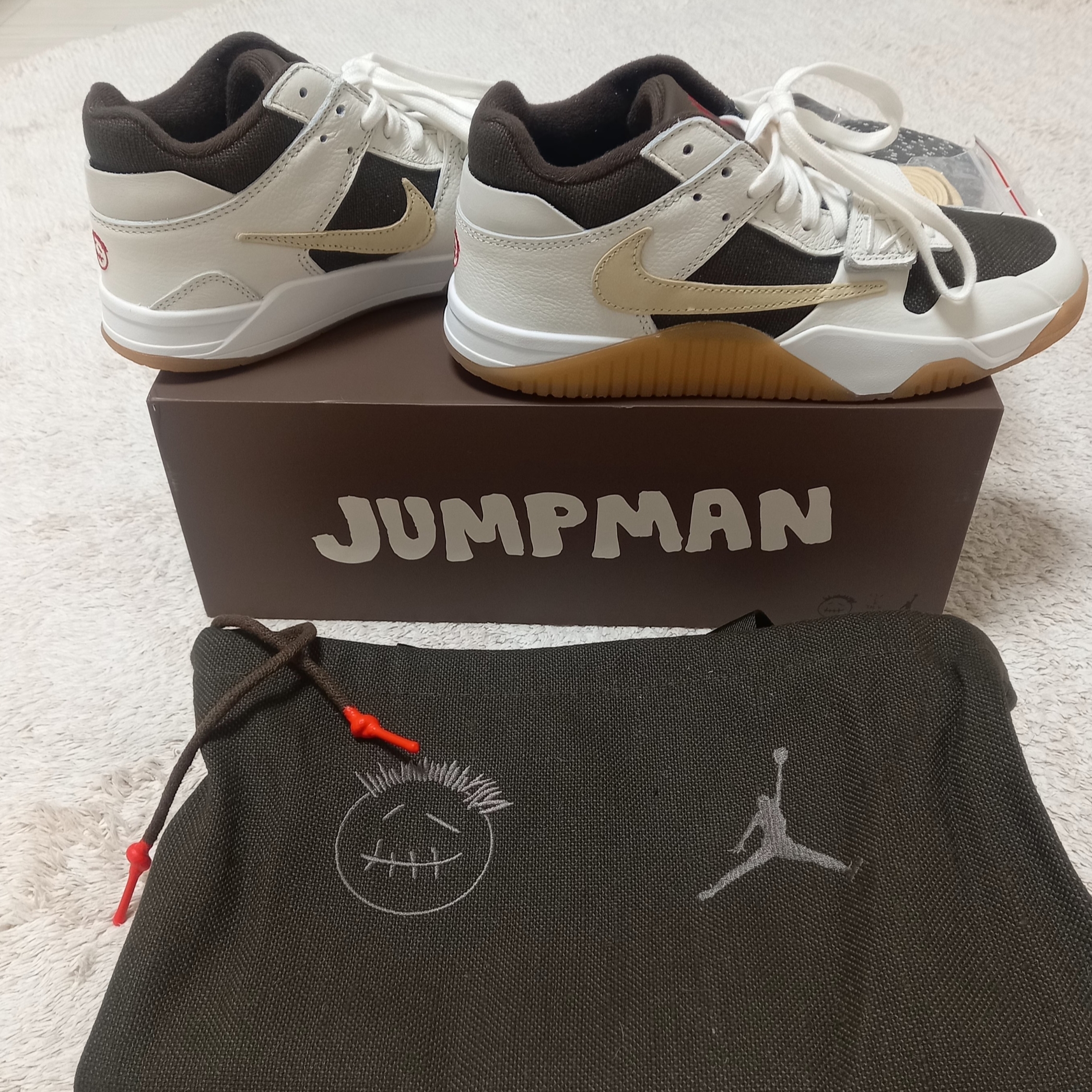 Jordan x Travis Scott Jumpman Jack TR Sail and Dark Mocha 착용 스타일 - 4