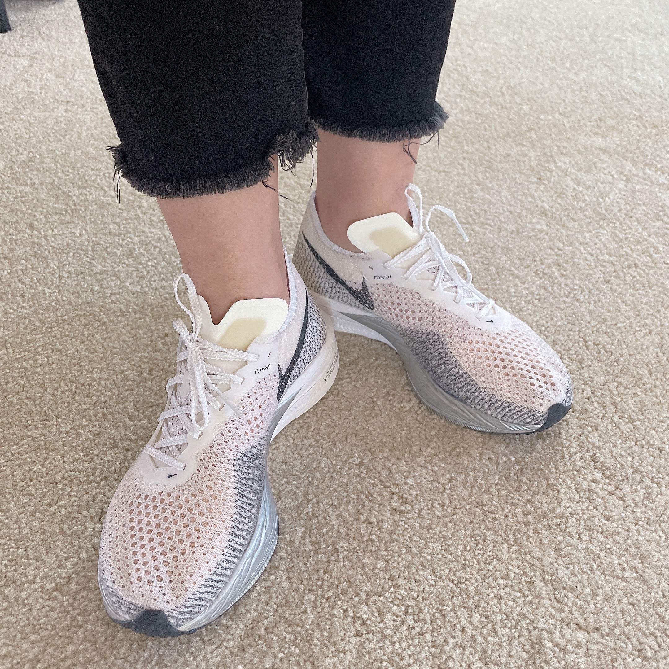 Nike ZoomX Vaporfly Next% 3 White Grey 착용 스타일 - 6
