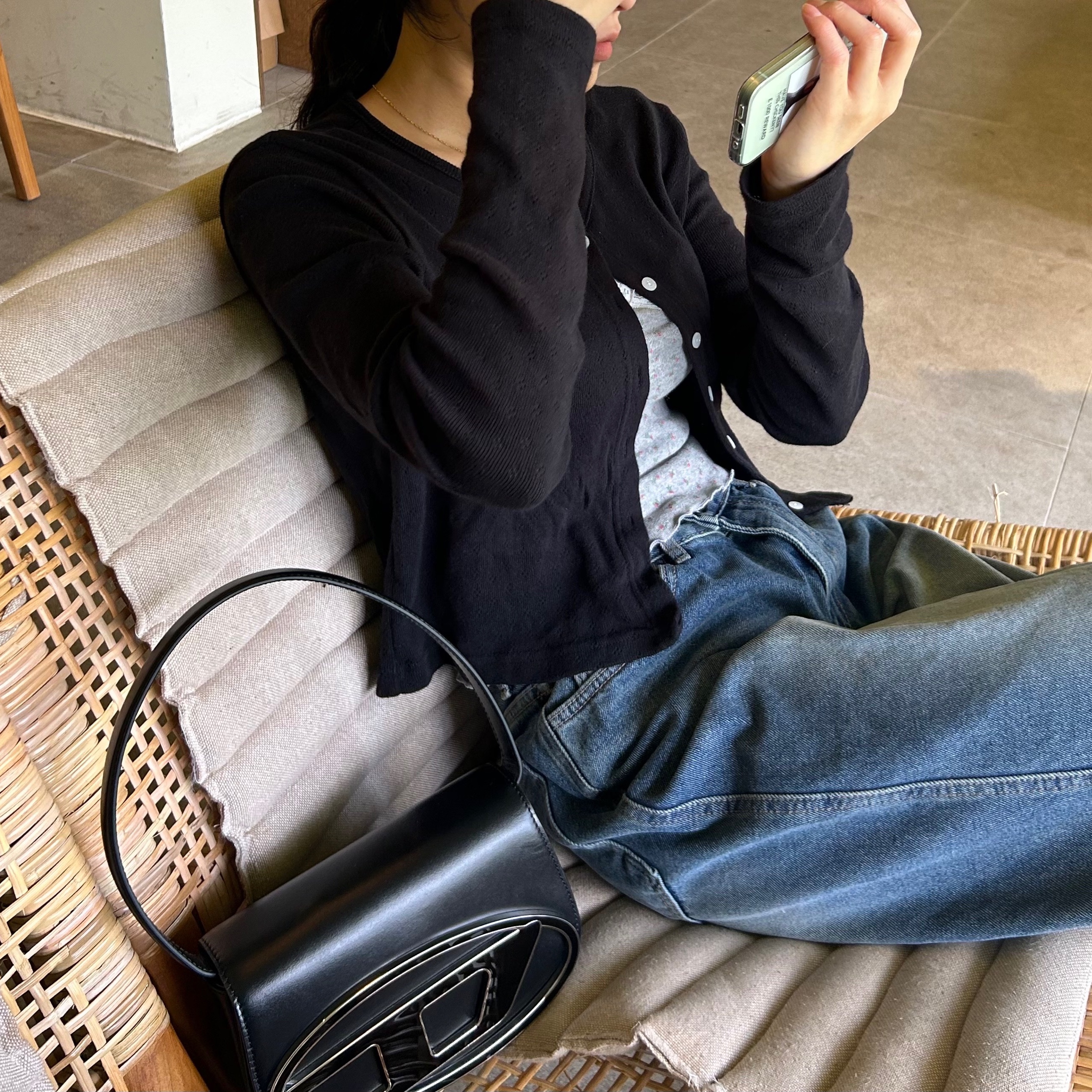 Diesel 1DR Shoulder Bag in Nappa Leather Black 착용 스타일