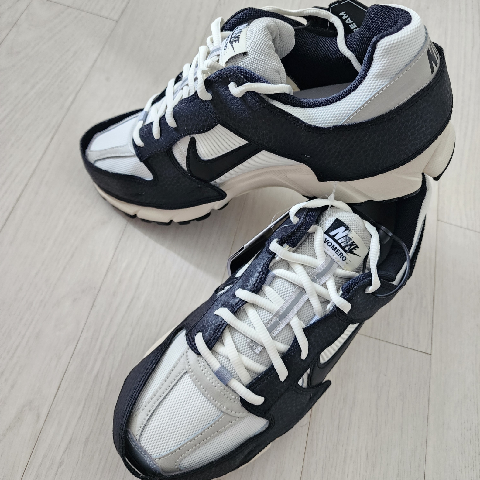 (W) Nike Zoom Vomero 5 Wolf Grey and Black 착용 스타일