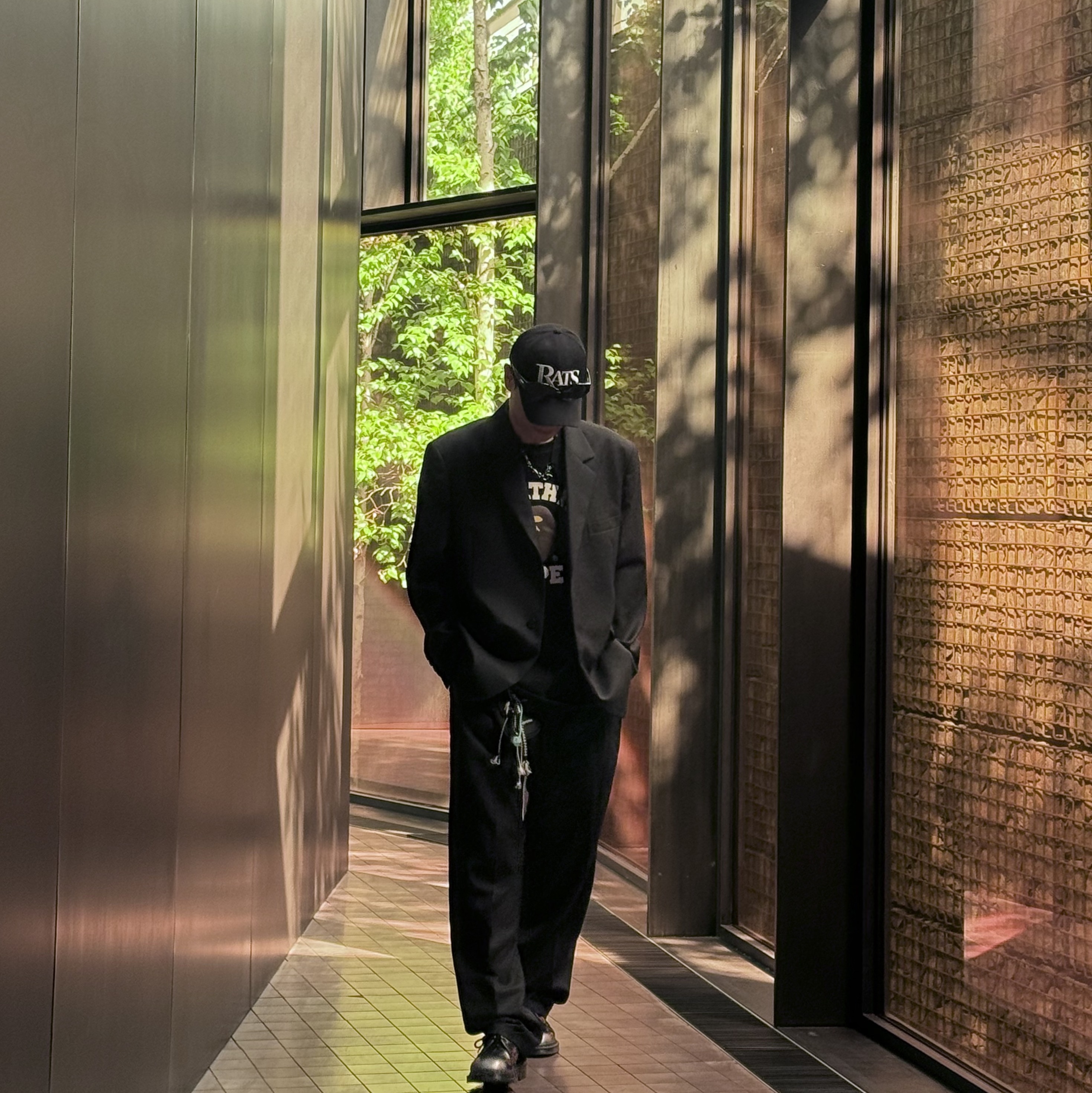 BAPE College T-Shirt Black, Dr. Martens x Supreme 1461 Gray Silver 착용 스타일 - 2