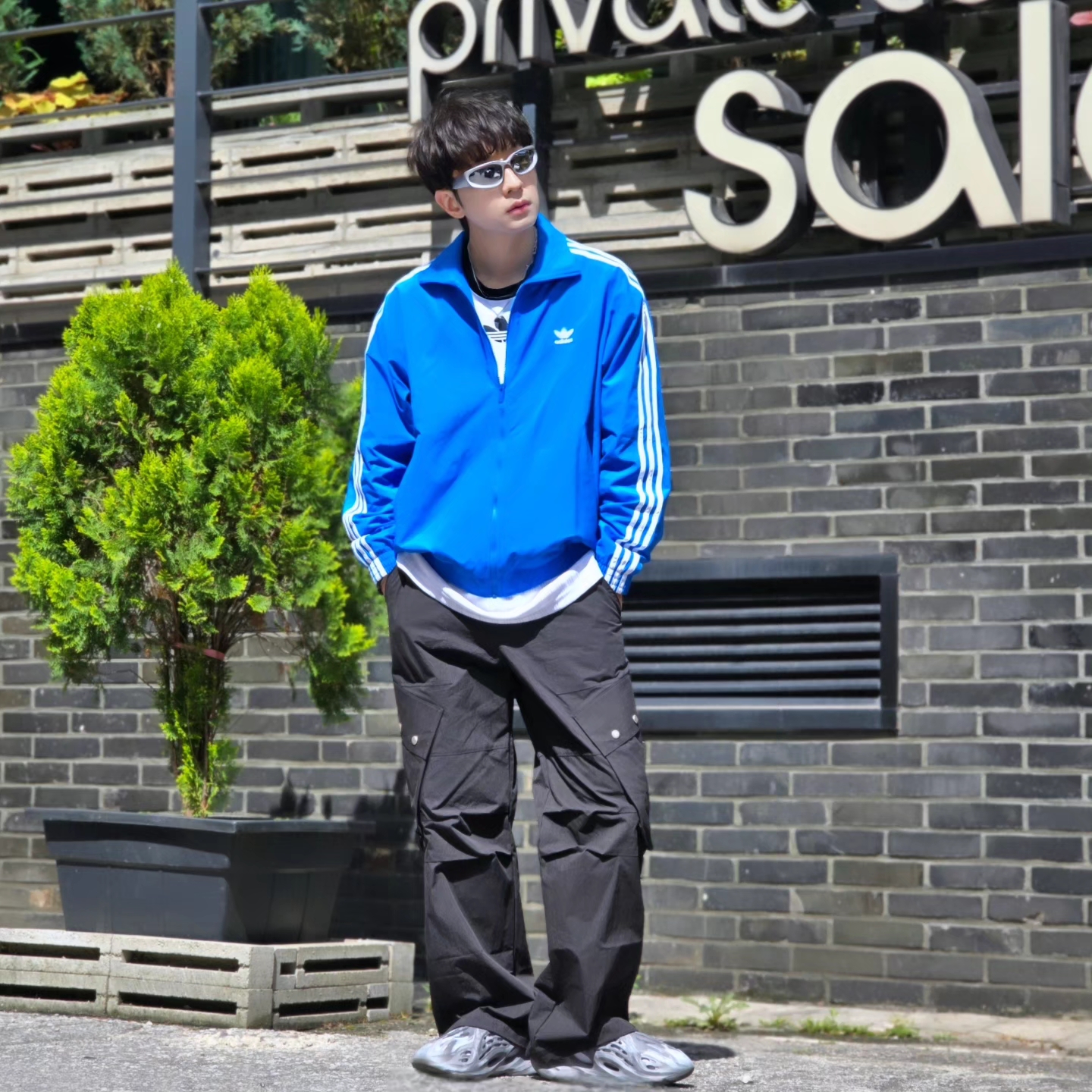 Adidas Yeezy Foam RNNR MX Granite, Adidas Adicolor Woven Firebird Track Top Blue Bird  - KR Sizing 착용 스타일 - 8