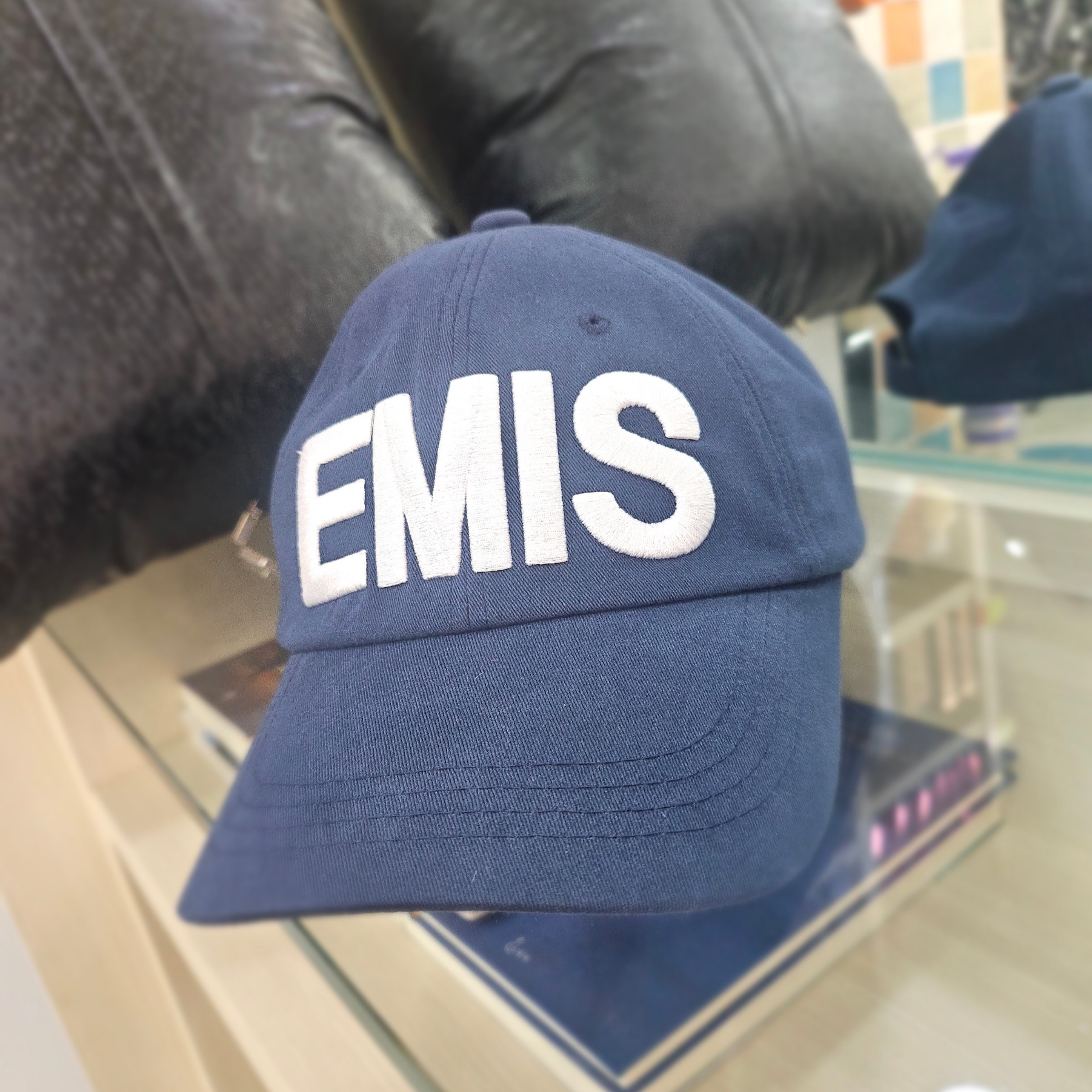 Emis Big Logo Ball Cap Navy 착용 스타일