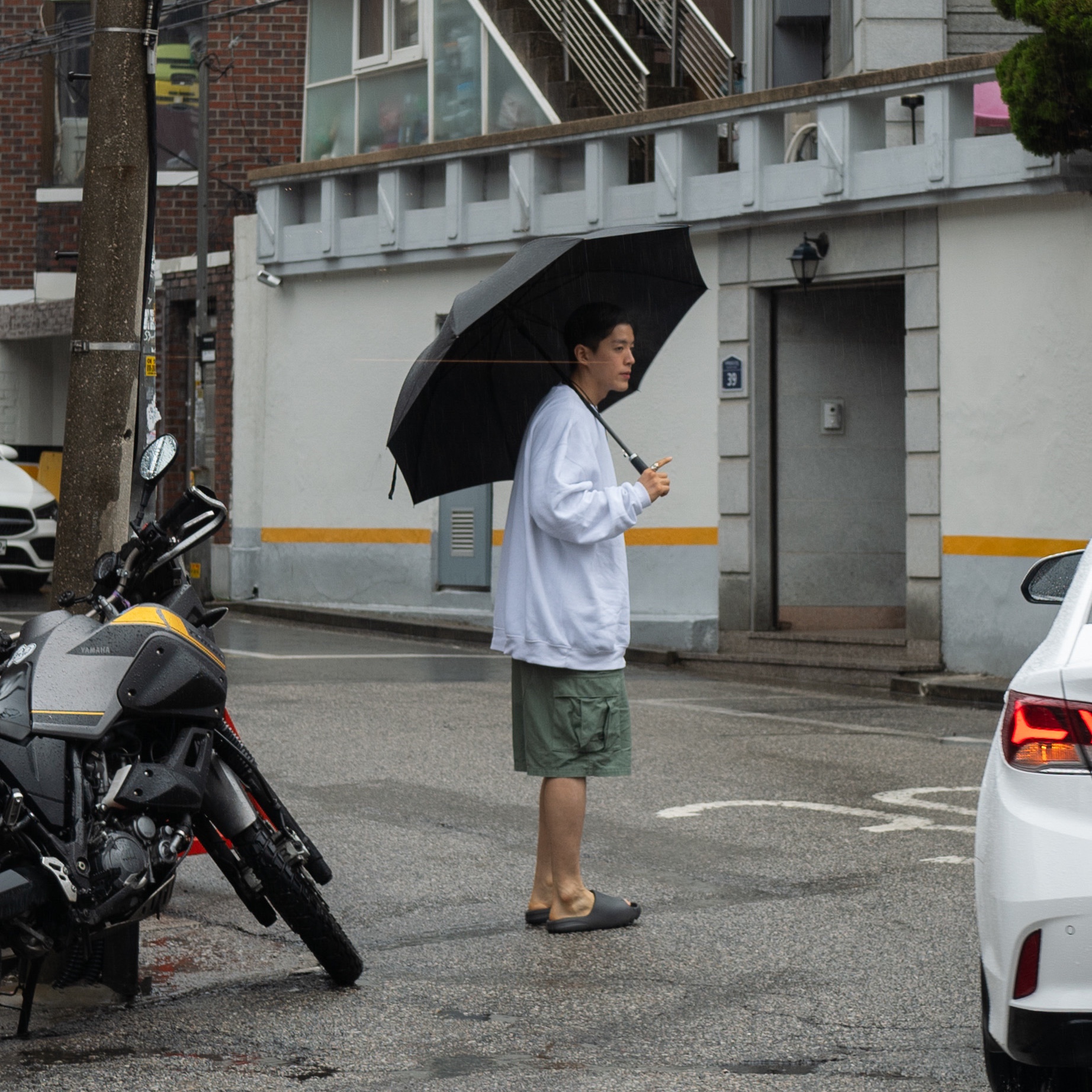 Adidas Yeezy Slide Onyx, Supreme Cargo Shorts Olive - 23SS 착용 스타일 - 3