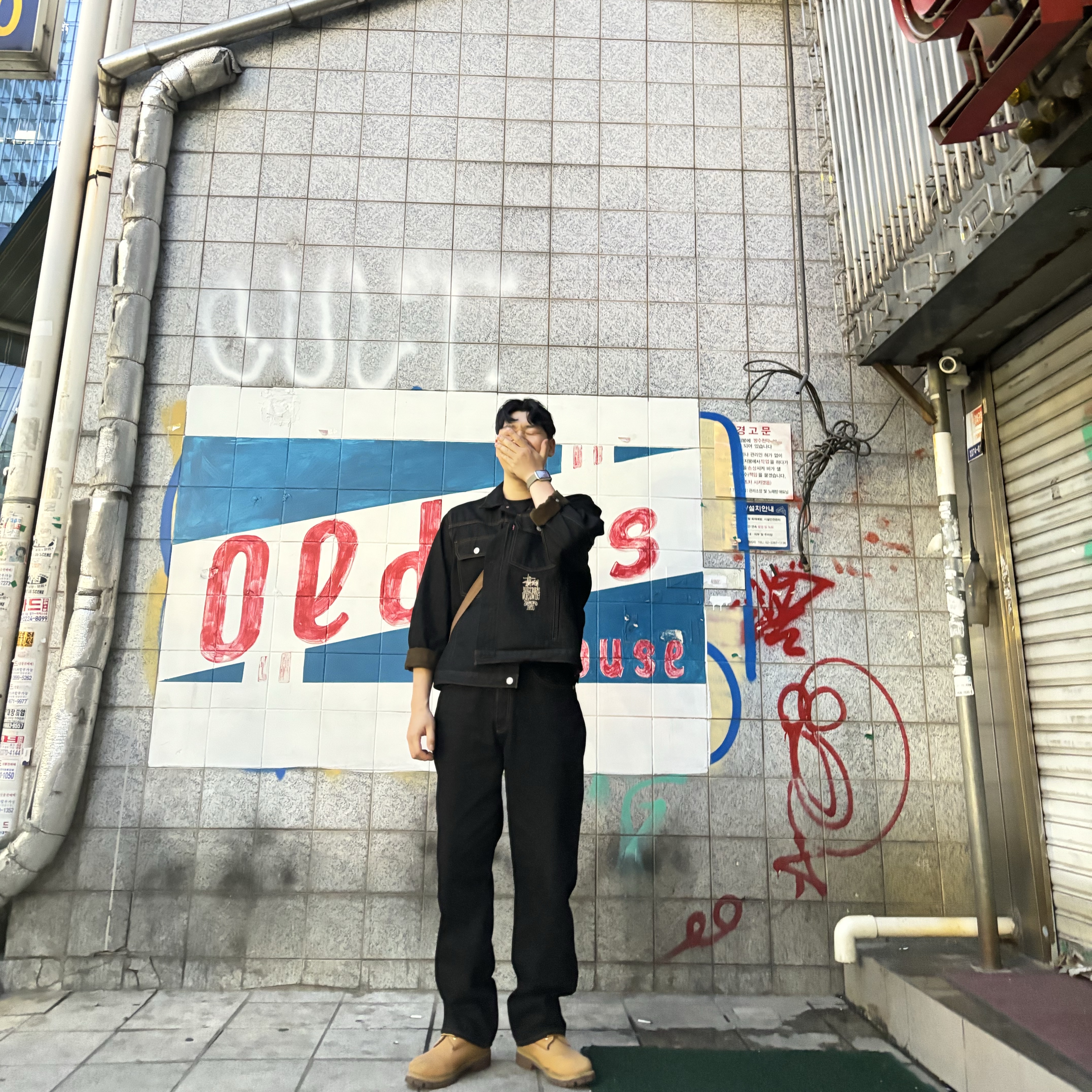 스투시 x 리바이스 크리스피 린스 트러커 자켓 블랙, 스투시 x 리바이스 크리스피 린스 568 진 블랙 착용 스타일 - 2