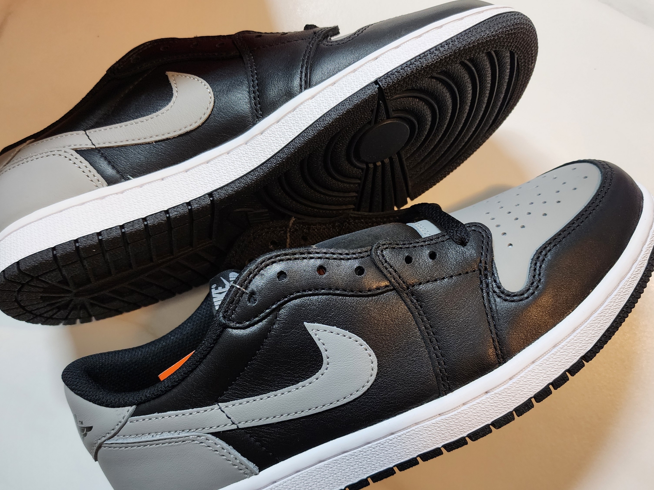 Jordan 1 Retro Low OG Shadow 착용 스타일 - 1