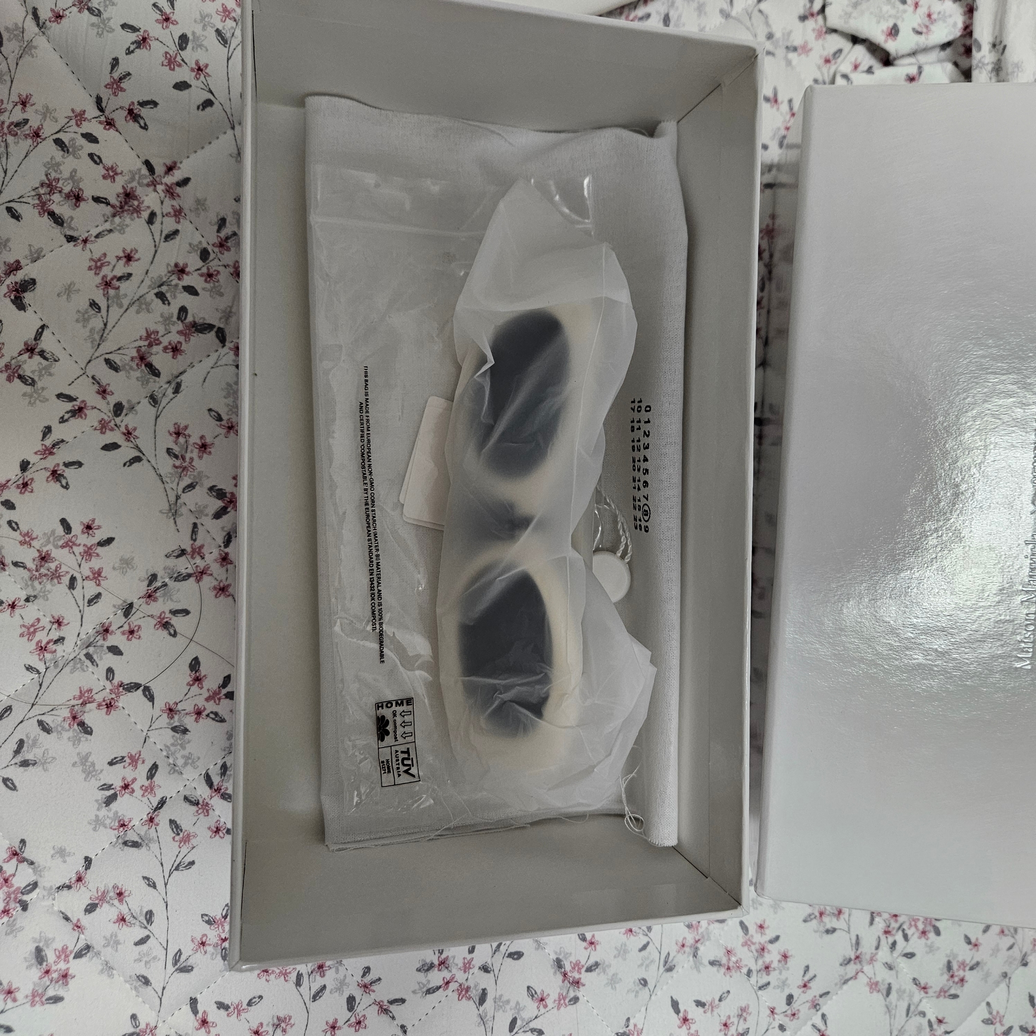 Gentle Monster x Maison Margiela MM005 White Black 착용 스타일 - 3