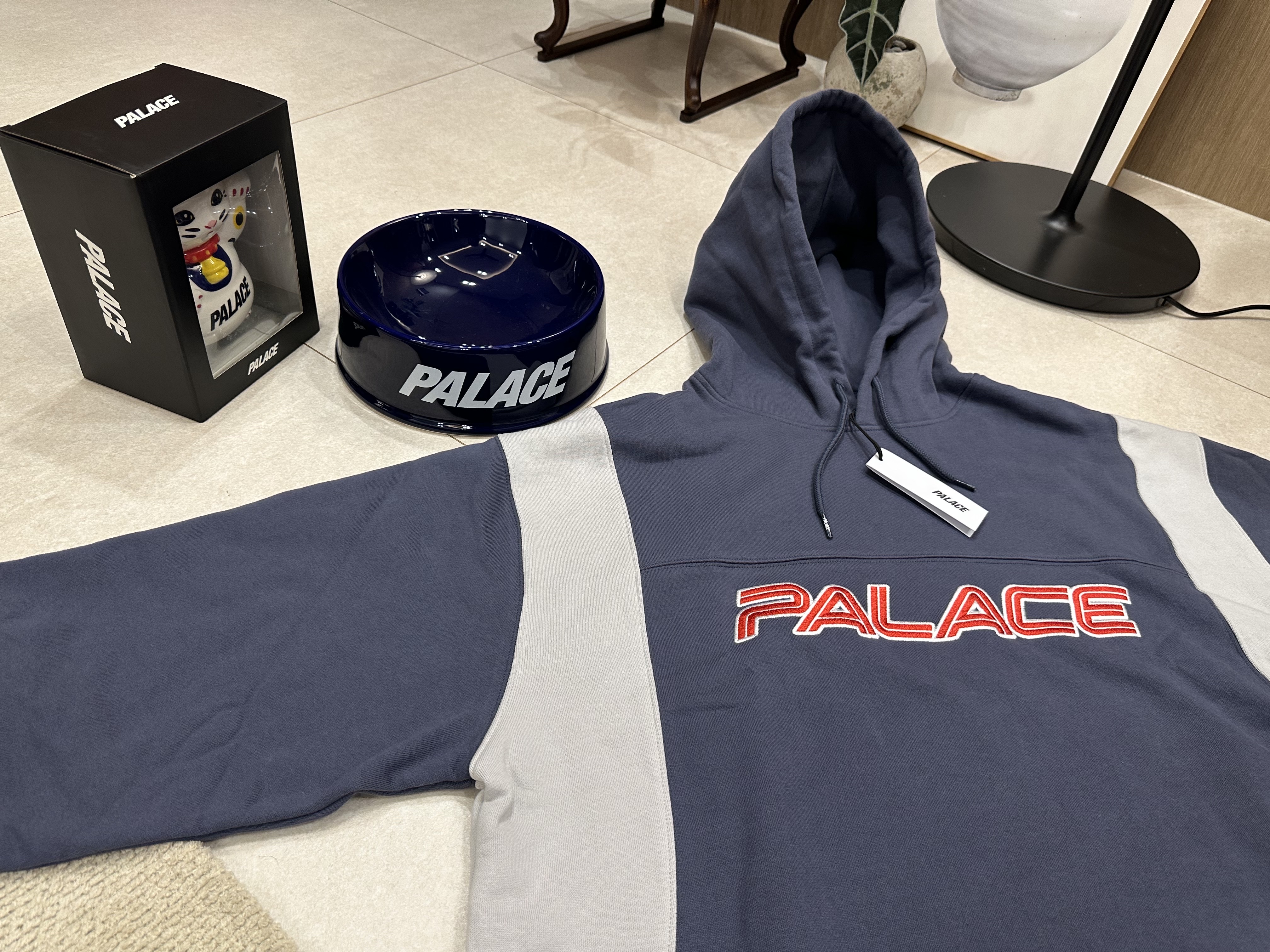 Palace Font Ceramic Dog Bowl Blue - 24SS, Palace Lucky Cat Money Bank White - 24SS 착용 스타일 - 6