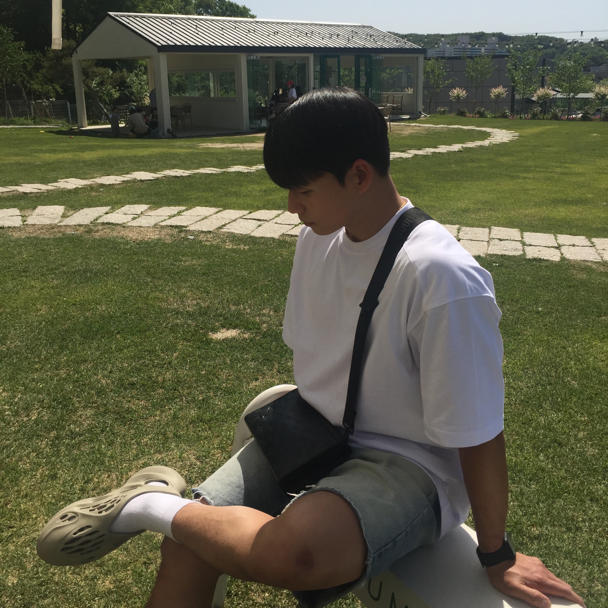 Louis Vuitton Trio Messenger Black 착용 스타일