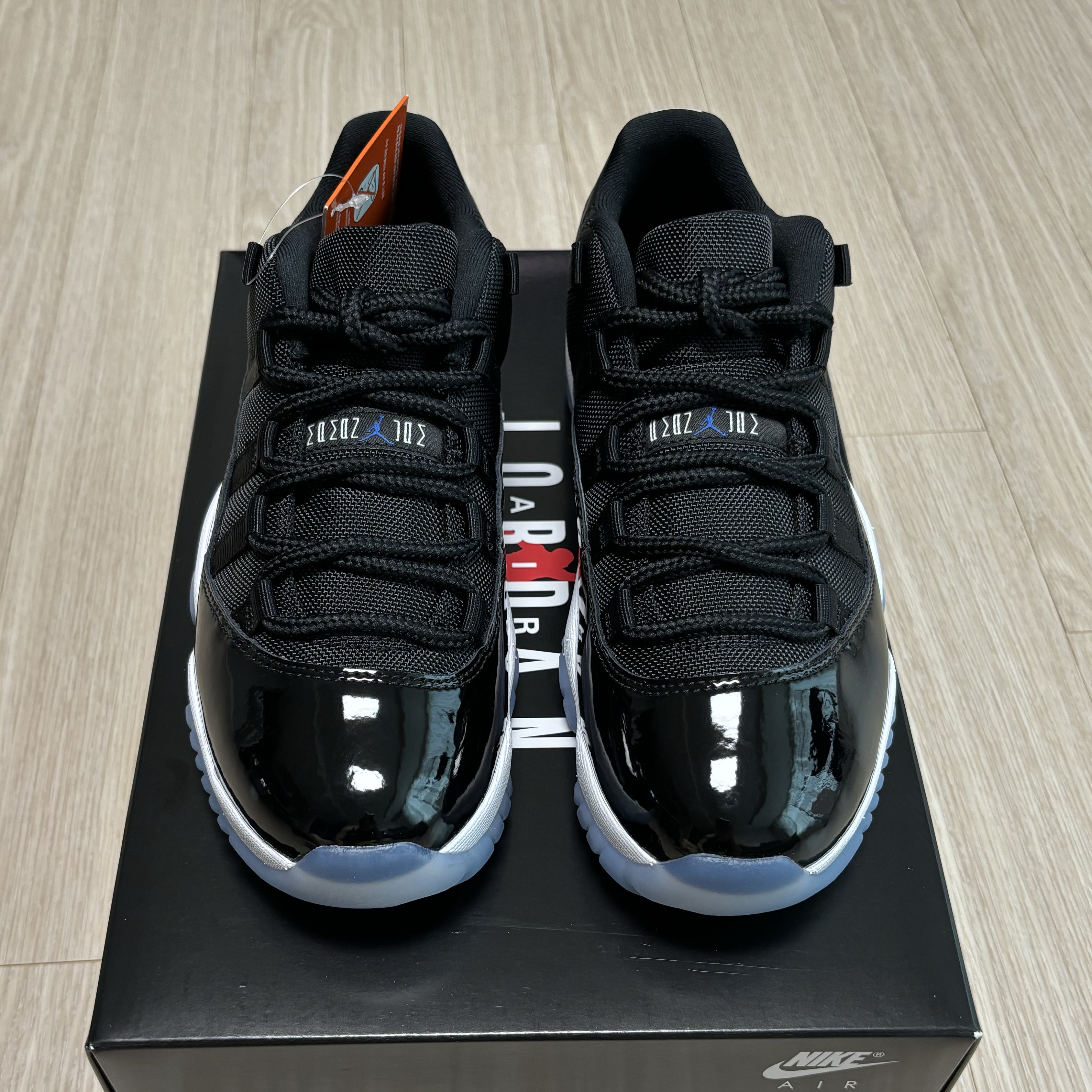 Jordan 11 Retro Low Black and Varsity Royal 착용 스타일 - 2