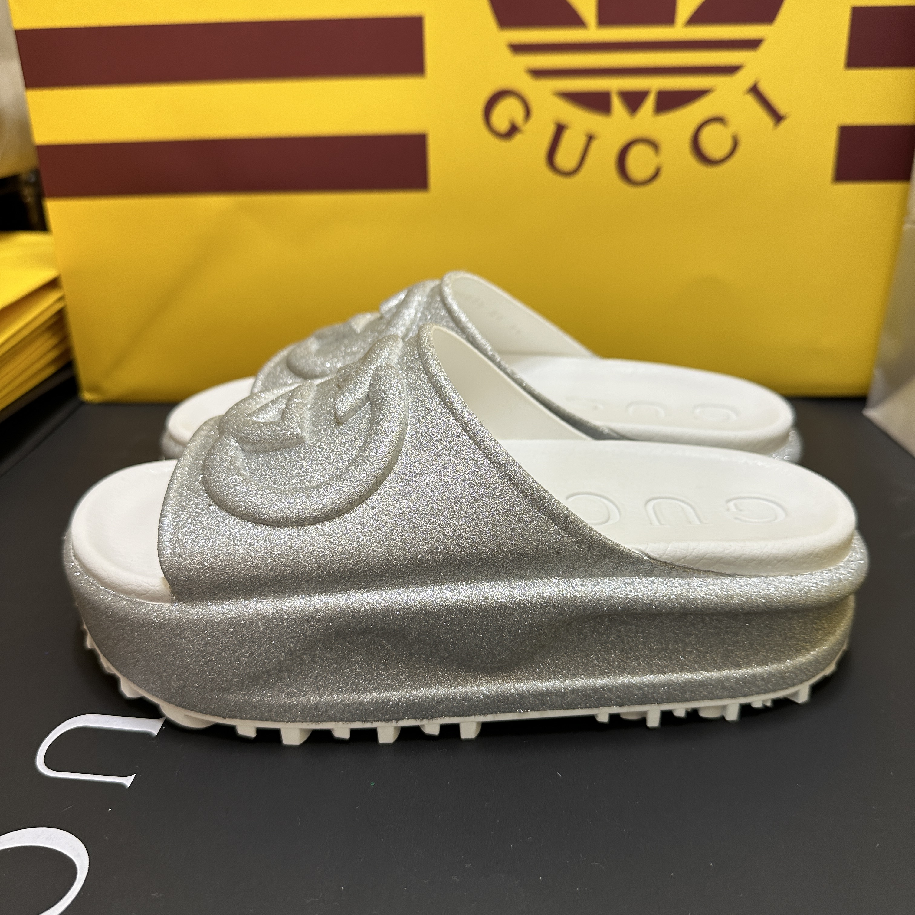 (W) Gucci Interlocking G Slide Sandal Metallic Silver Rubber 착용 스타일 - 3