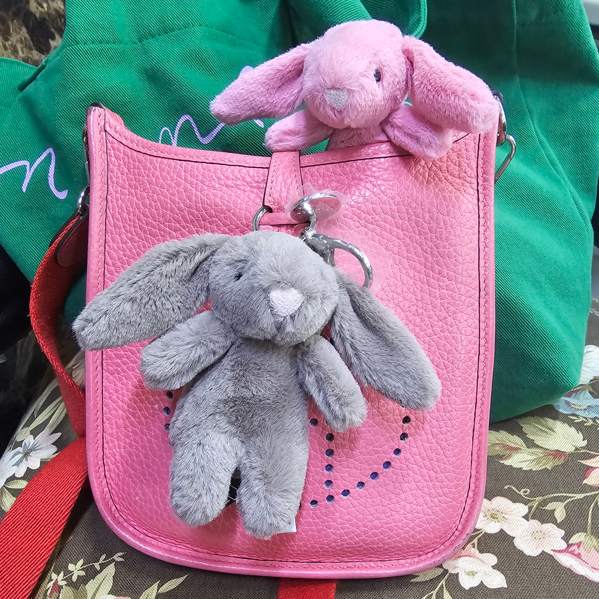 Jellycat Bashful Bunny Truffle Bag Charm Brown 착용 스타일