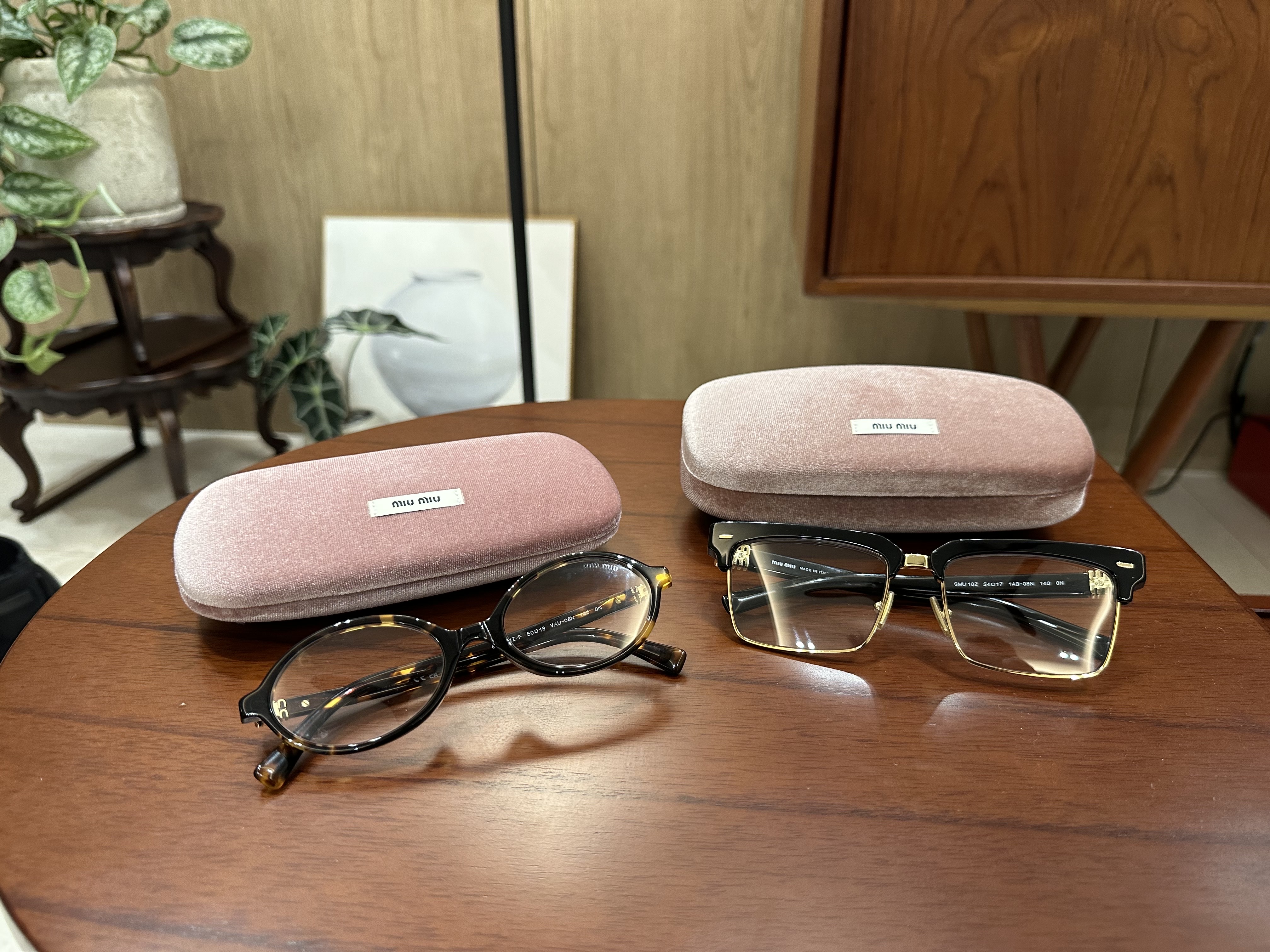 (W) Miu Miu Runway Sunglasses Blue Lenses Black Acetate, (W) Miu Miu Regard sunglasses Blue Lenses Honey Tortoiseshell Acetate Alternative fit 착용 스타일 - 2