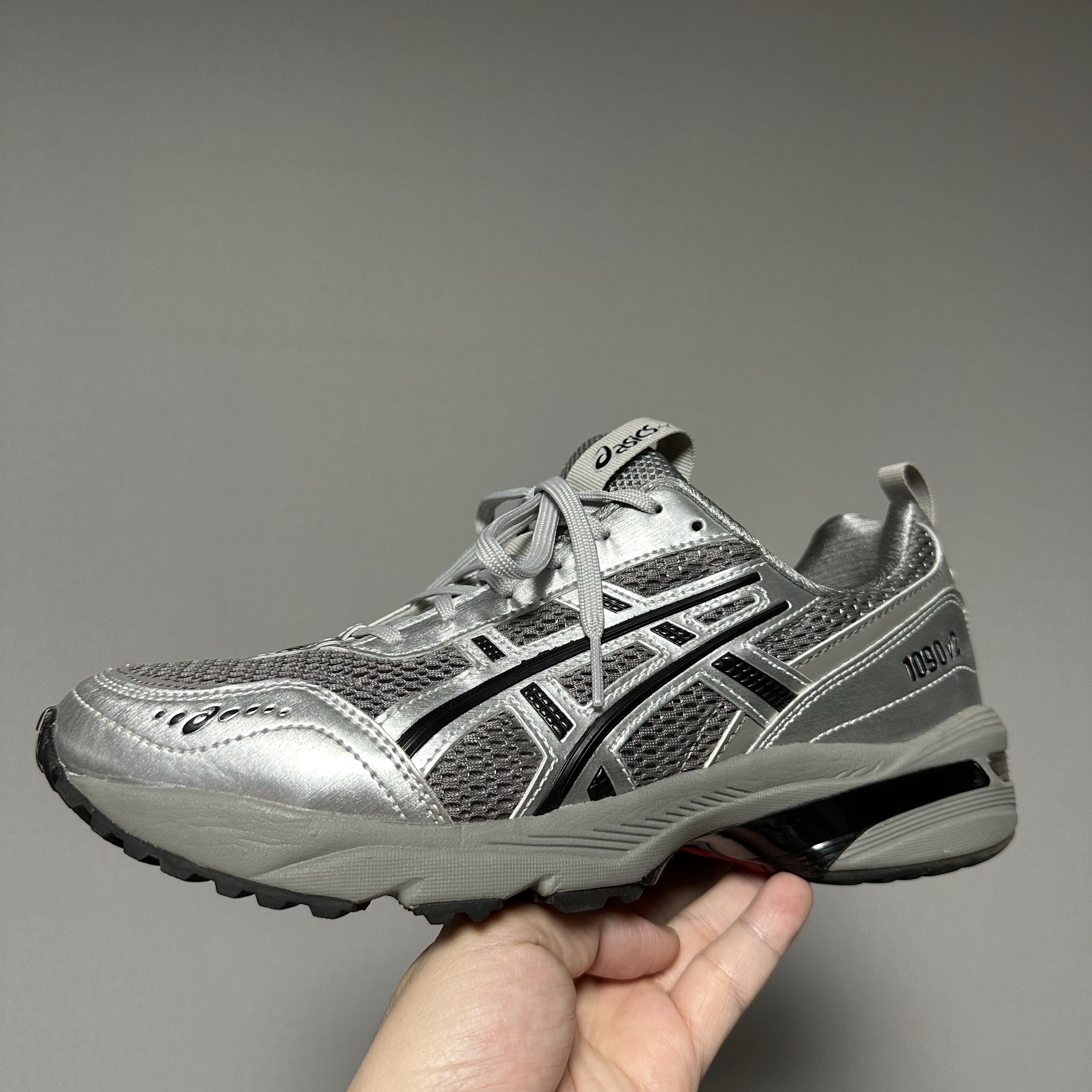 Asics x Freja Wewer Gel-1090 V2 Clay Grey Pure Silver 착용 스타일 - 1