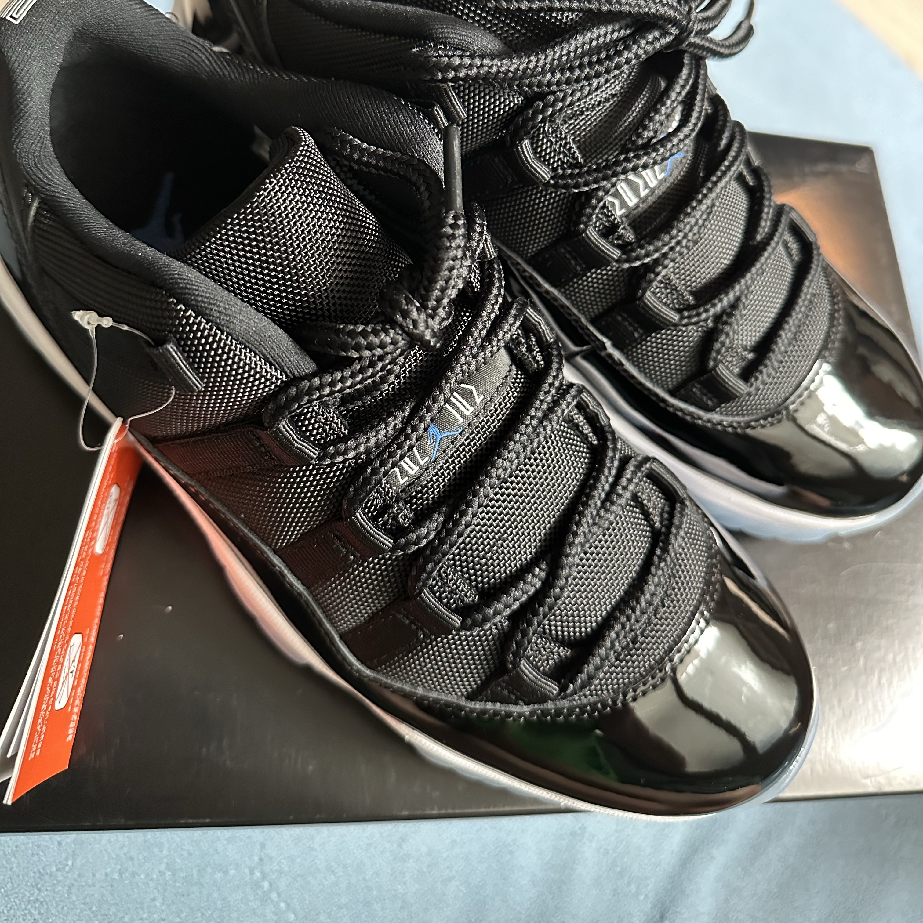 Jordan 11 Retro Low Black and Varsity Royal 착용 스타일 - 1