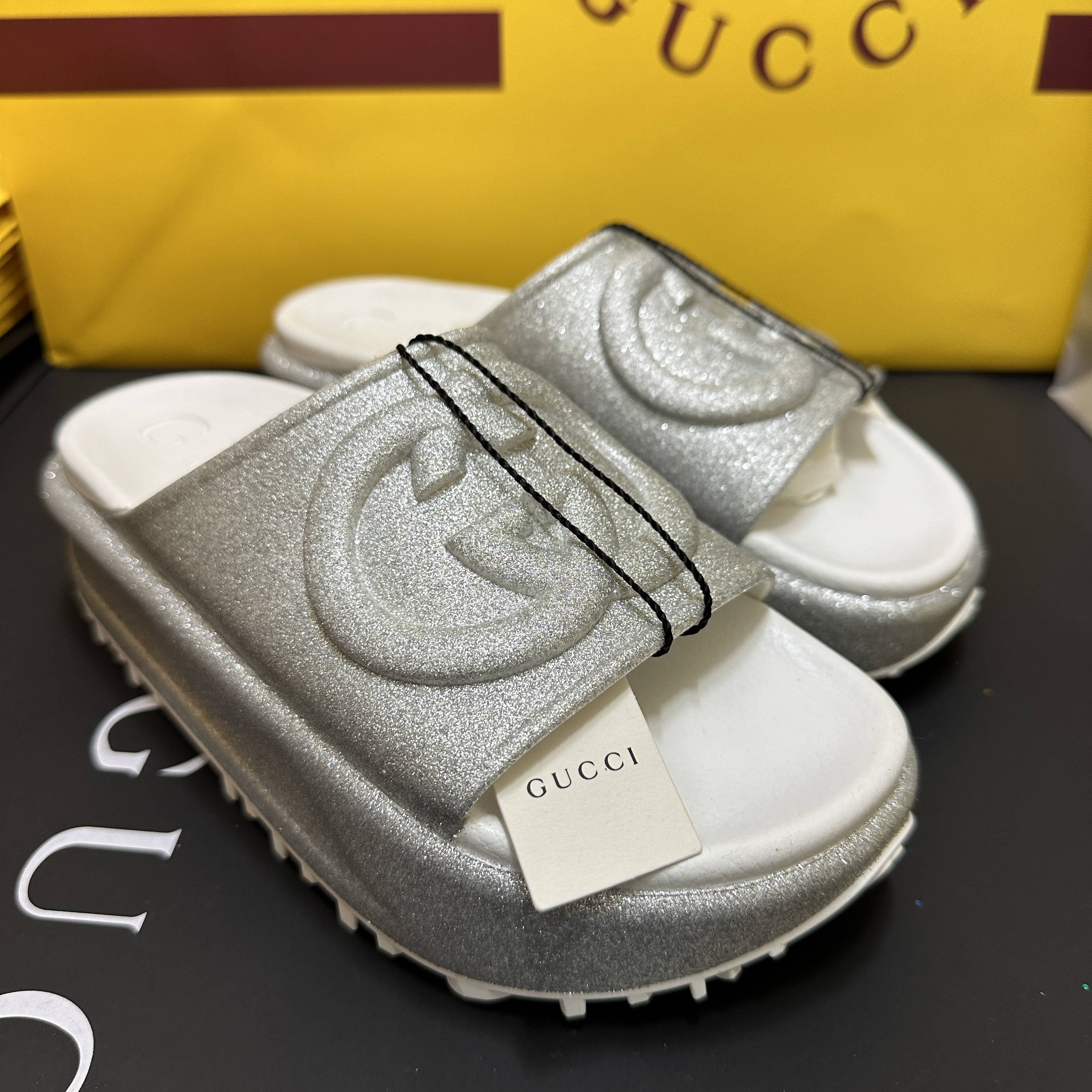 (W) Gucci Interlocking G Slide Sandal Metallic Silver Rubber 착용 스타일 - 1