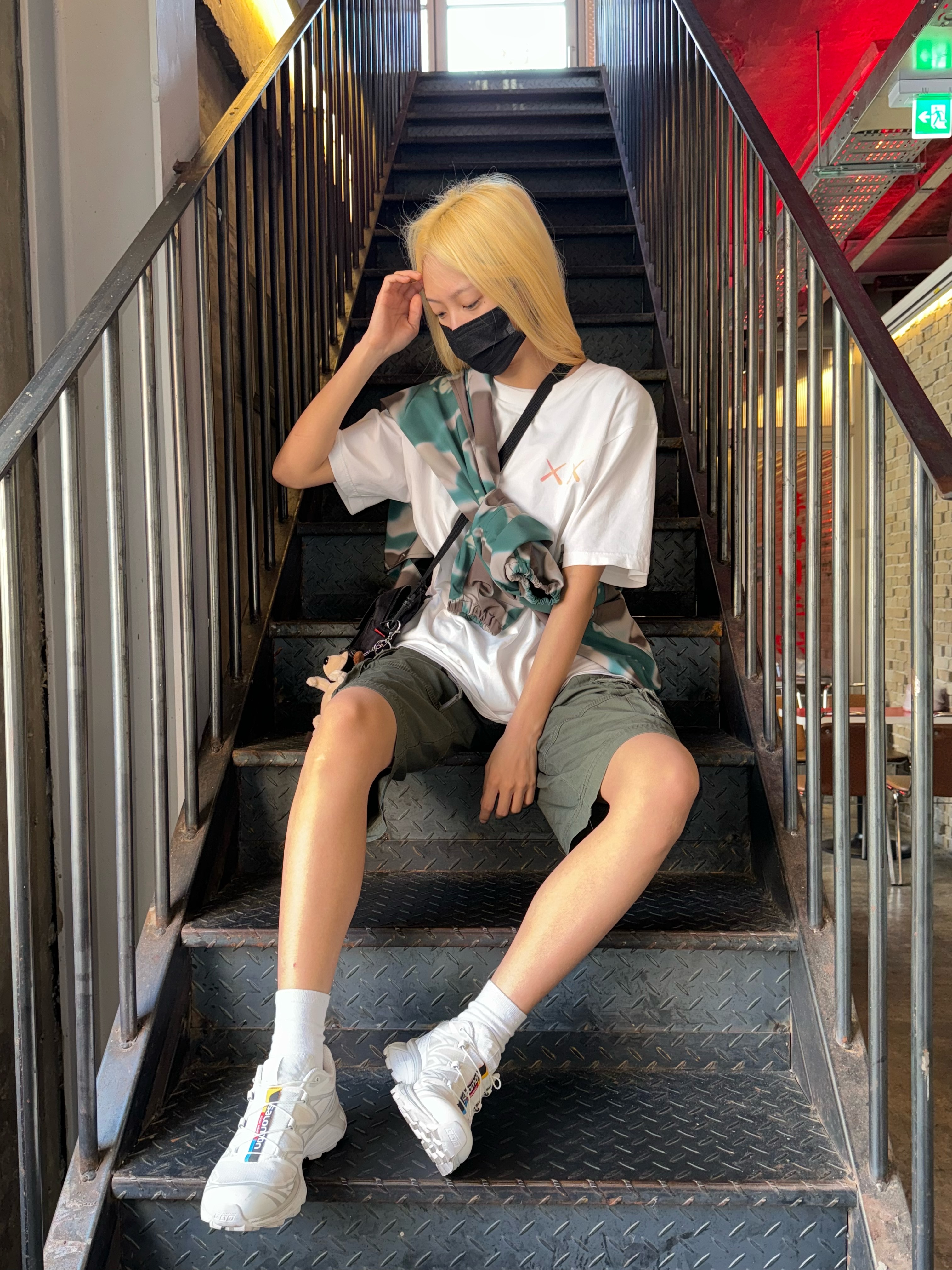 Uniqlo UT x Kaws Short Sleeve Graphic T-Shirt White, Salomon XT-6 ADV White 착용 스타일 - 2