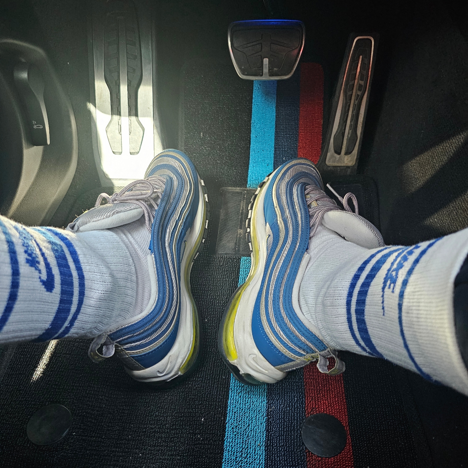 Nike Air Max 97 OG Royal Neon, Nike NSW Everyday Essential Crew Socks White Game Royal (3 Pack/Korean Ver.) 착용 스타일