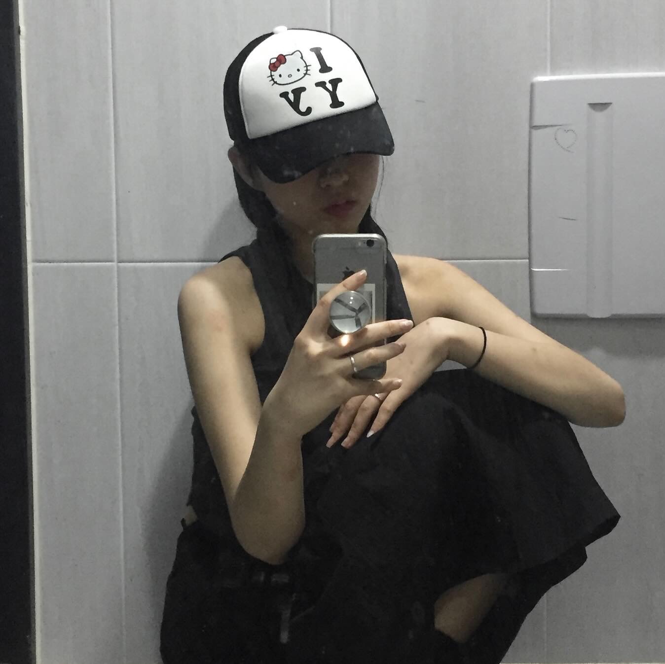 Open Yy x Hello Kitty Trucker Cap Black 착용 스타일 - 1